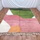 Tapis berbère fait main en laine verte et rose