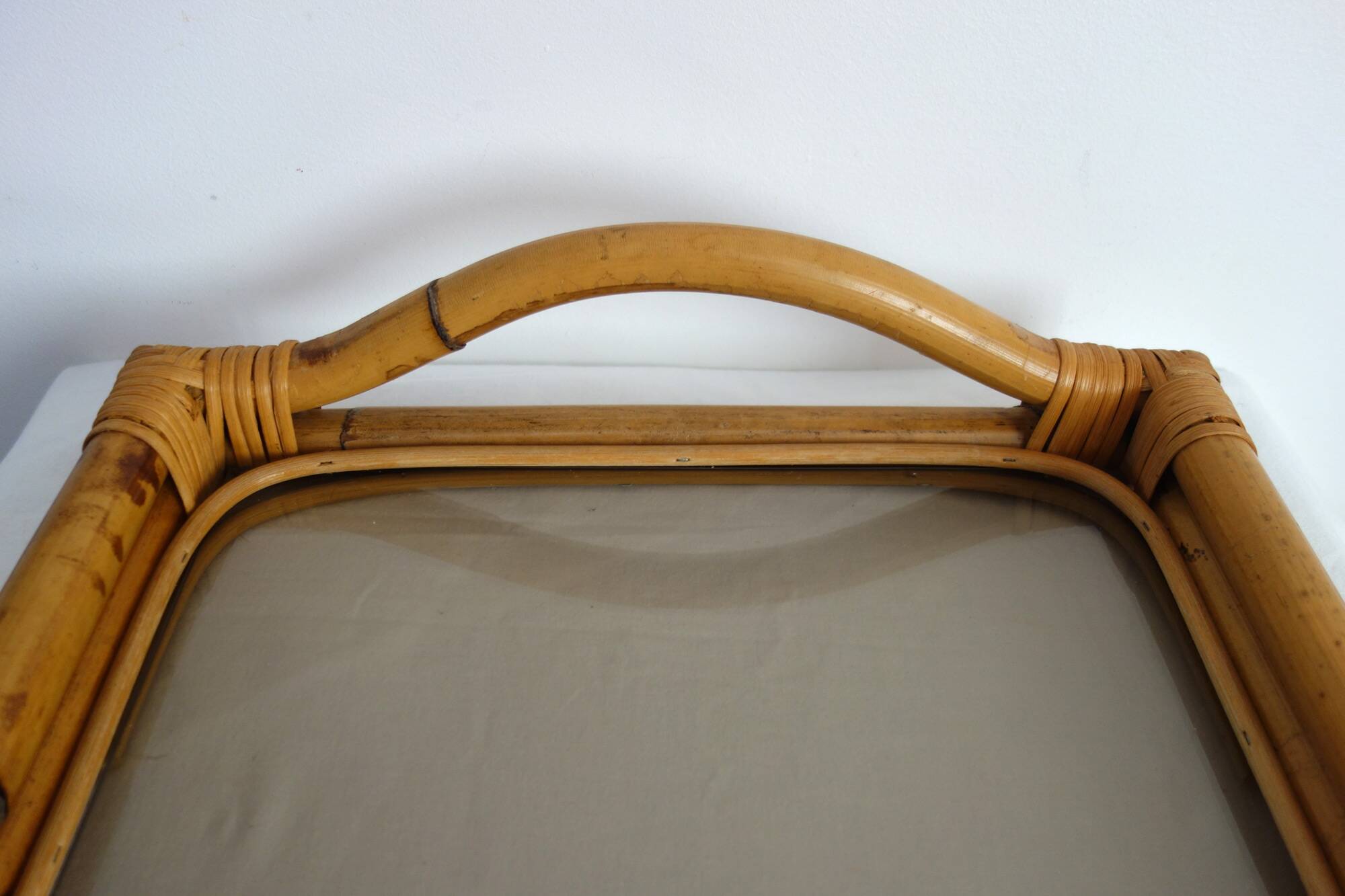 Plateau vintage bambou verre fumé années 70