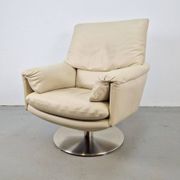 Fauteuil Cece pivotant en cuir de Leolux