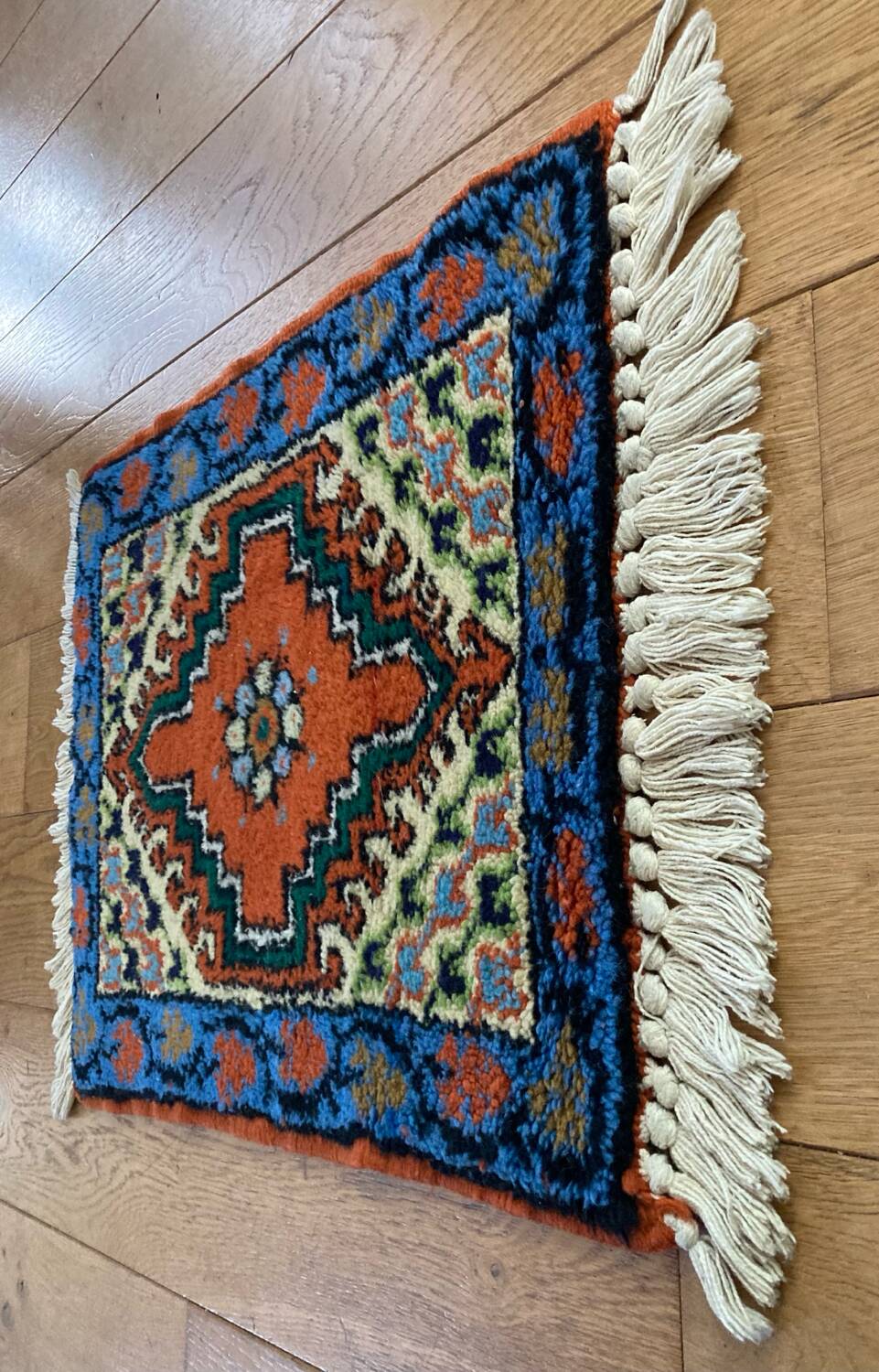 Oriental rug in hand-woven wool from the 20th century