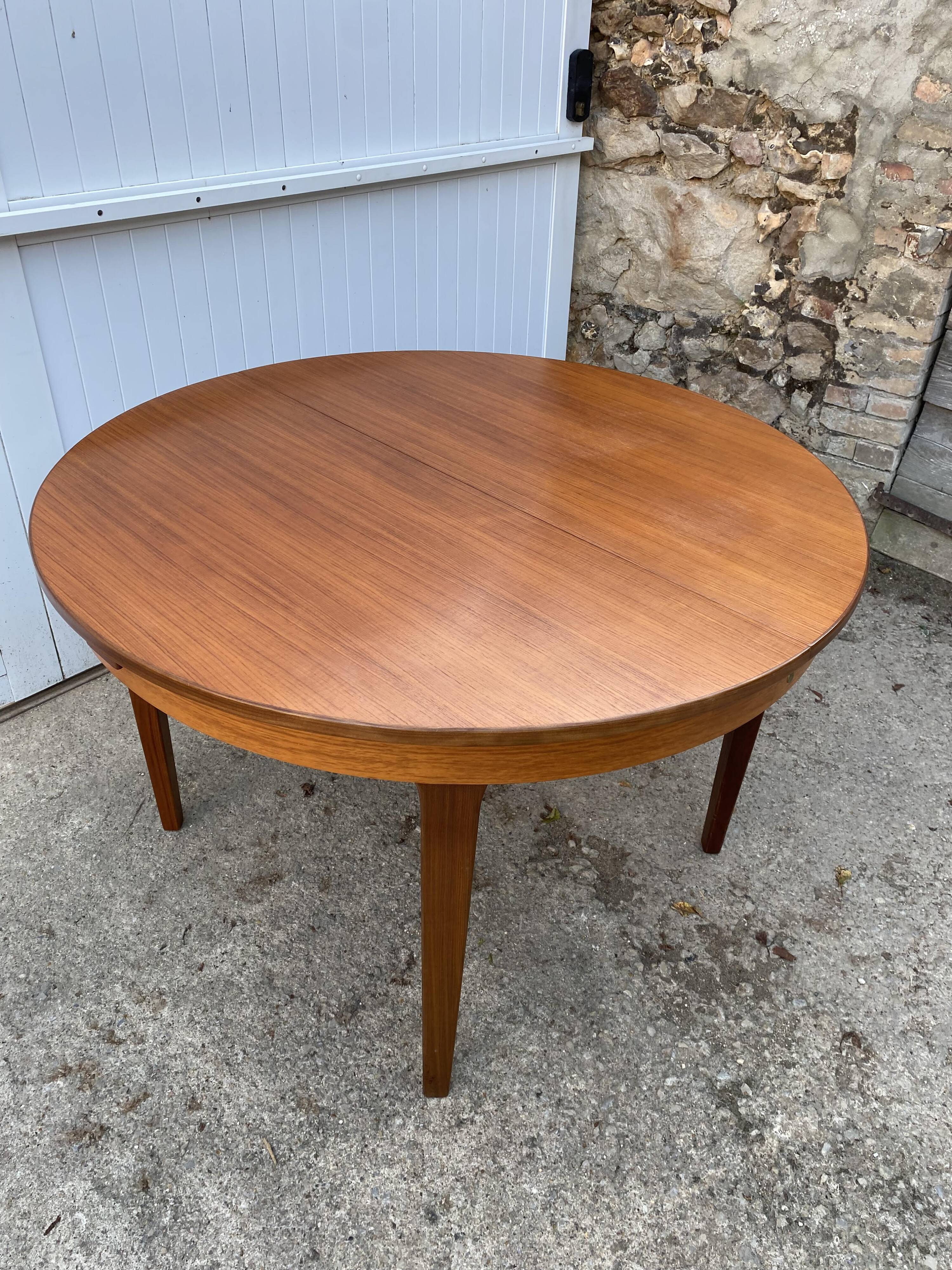 Scandinavian extendable round table in teak dia 116cm an60