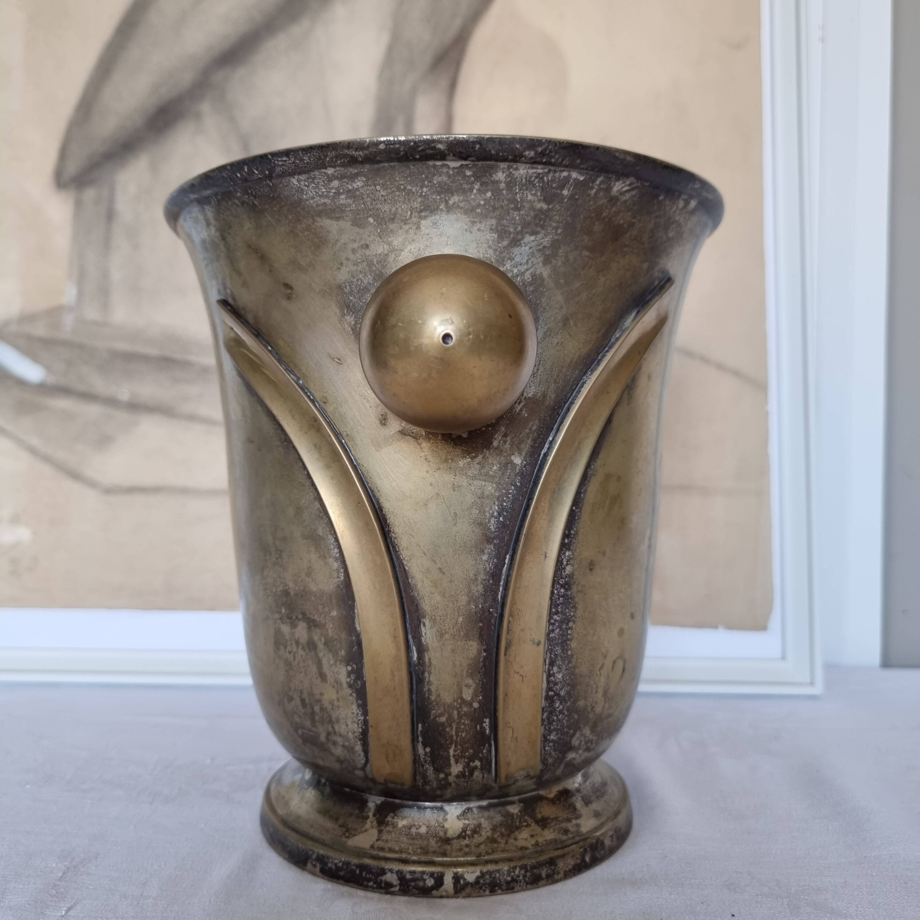 Magnificent and exclusive vintage Art Deco bronze champagne/wine bucket