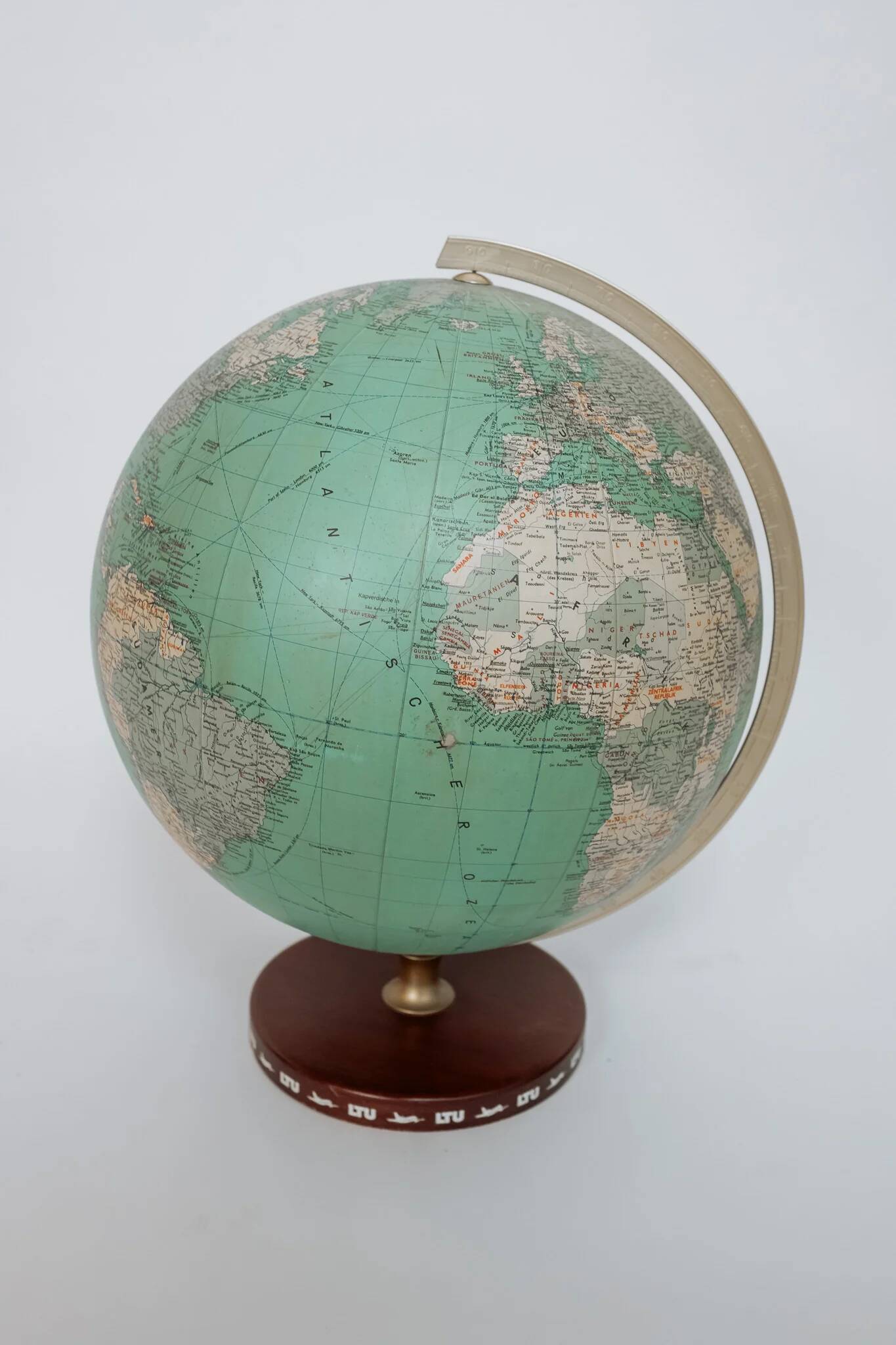 Globe terrestre vintage sur pied en bois, années 60