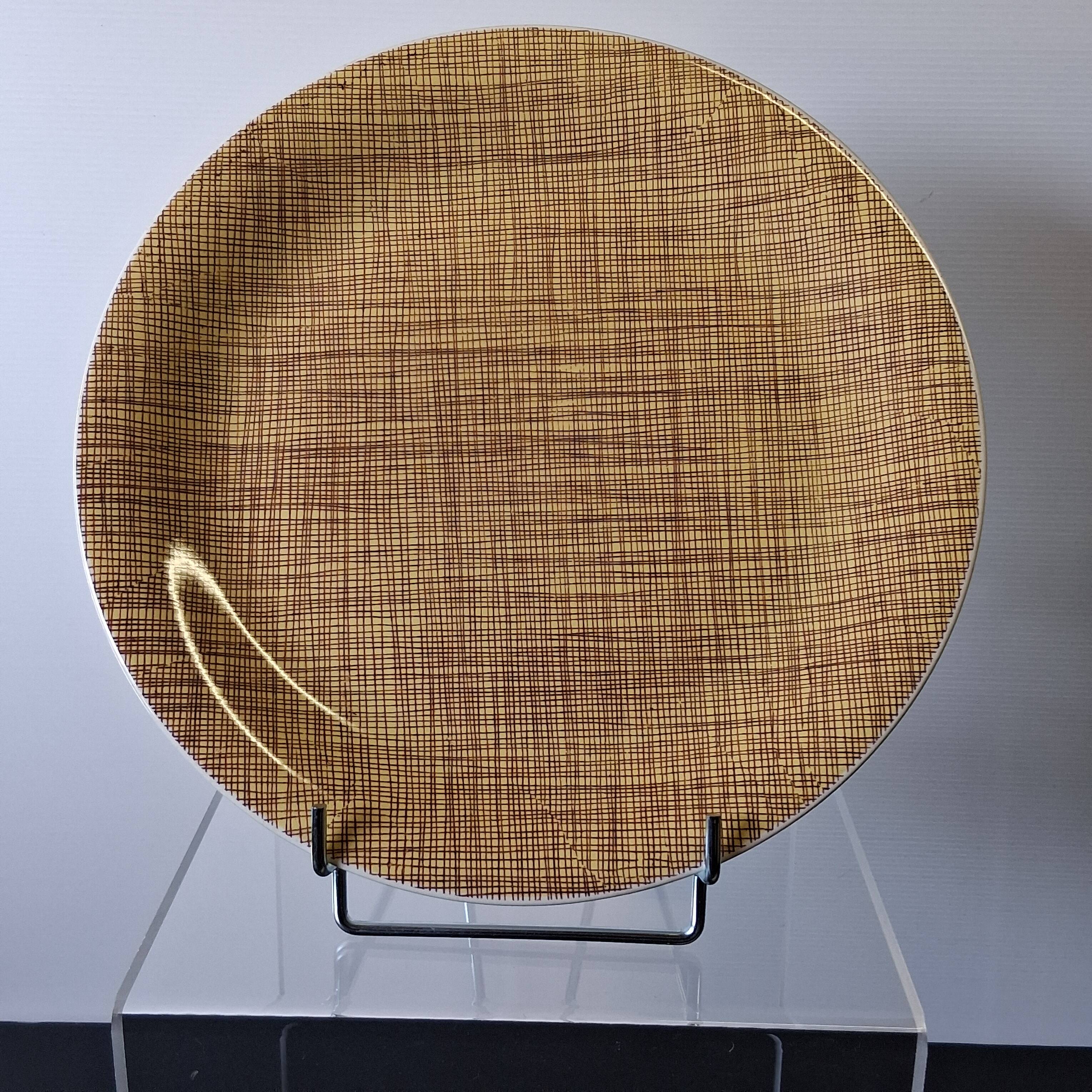 Slightly hollow round serving plate from Villeroy and Boch model "Bern".