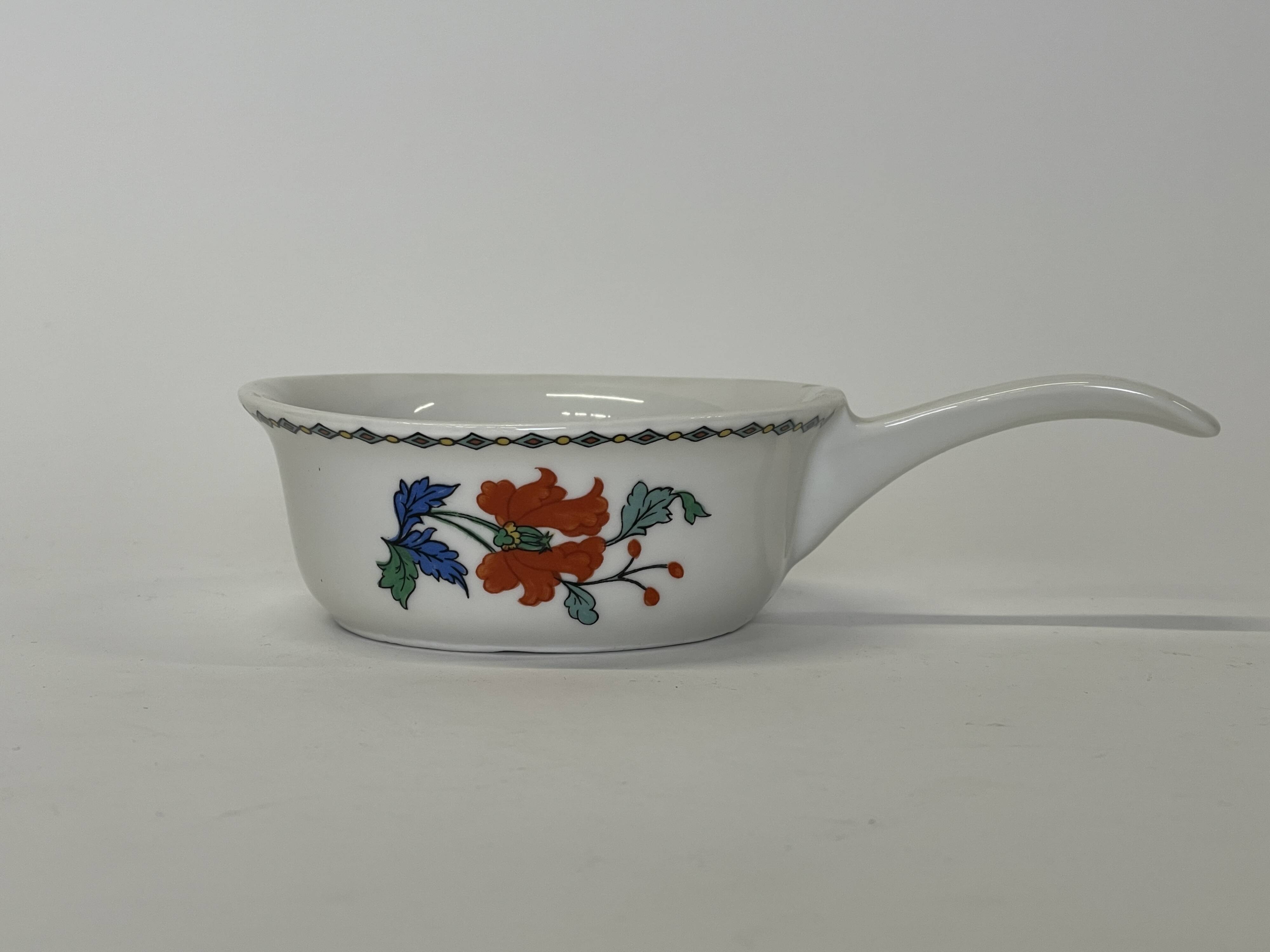 Service de table en porcelaine de Paris modèle décor Pavot, 21 pièces