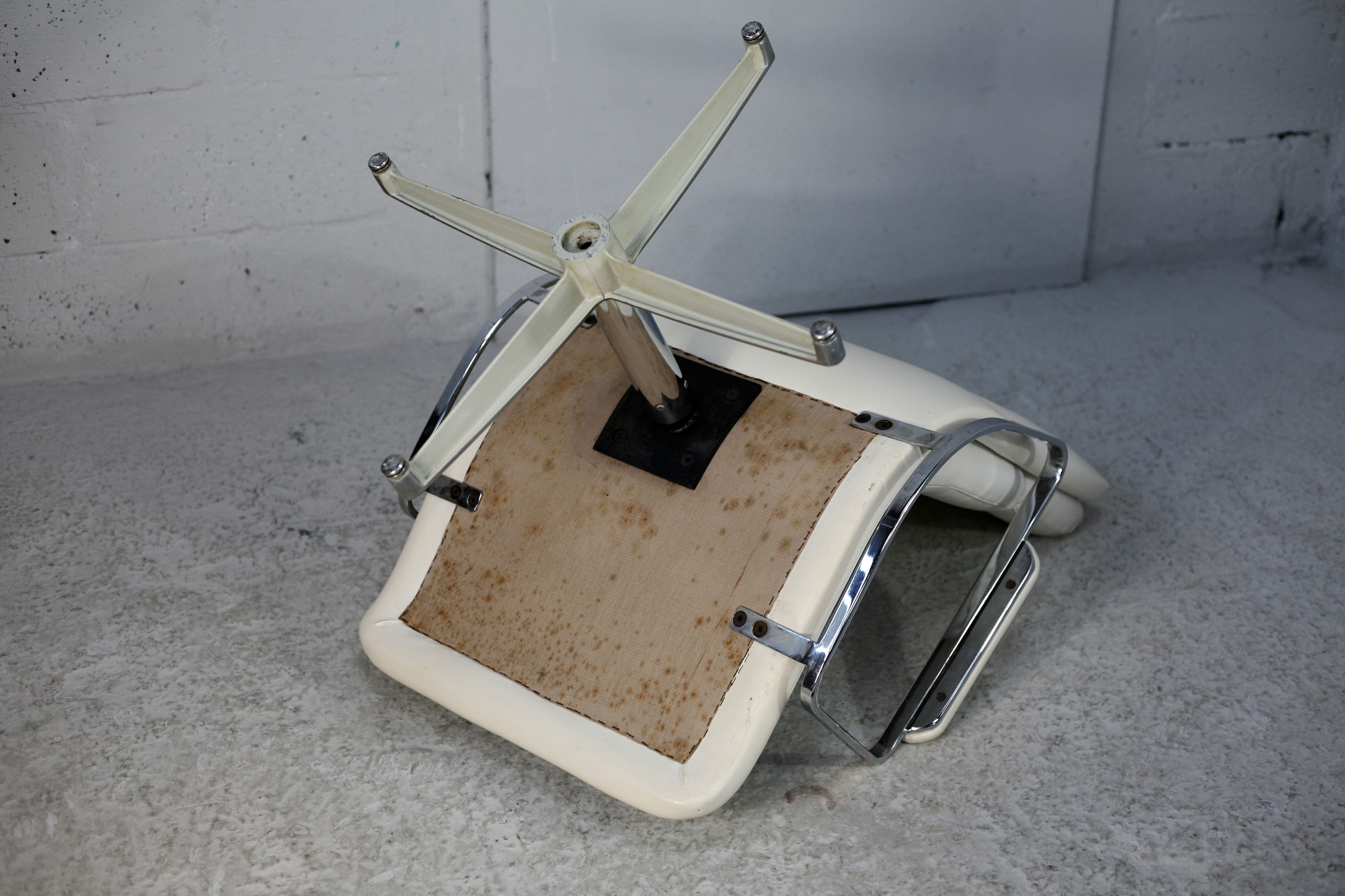 Armchair "Space Age"". Steel and imitation leather. Swivel. France, 70s