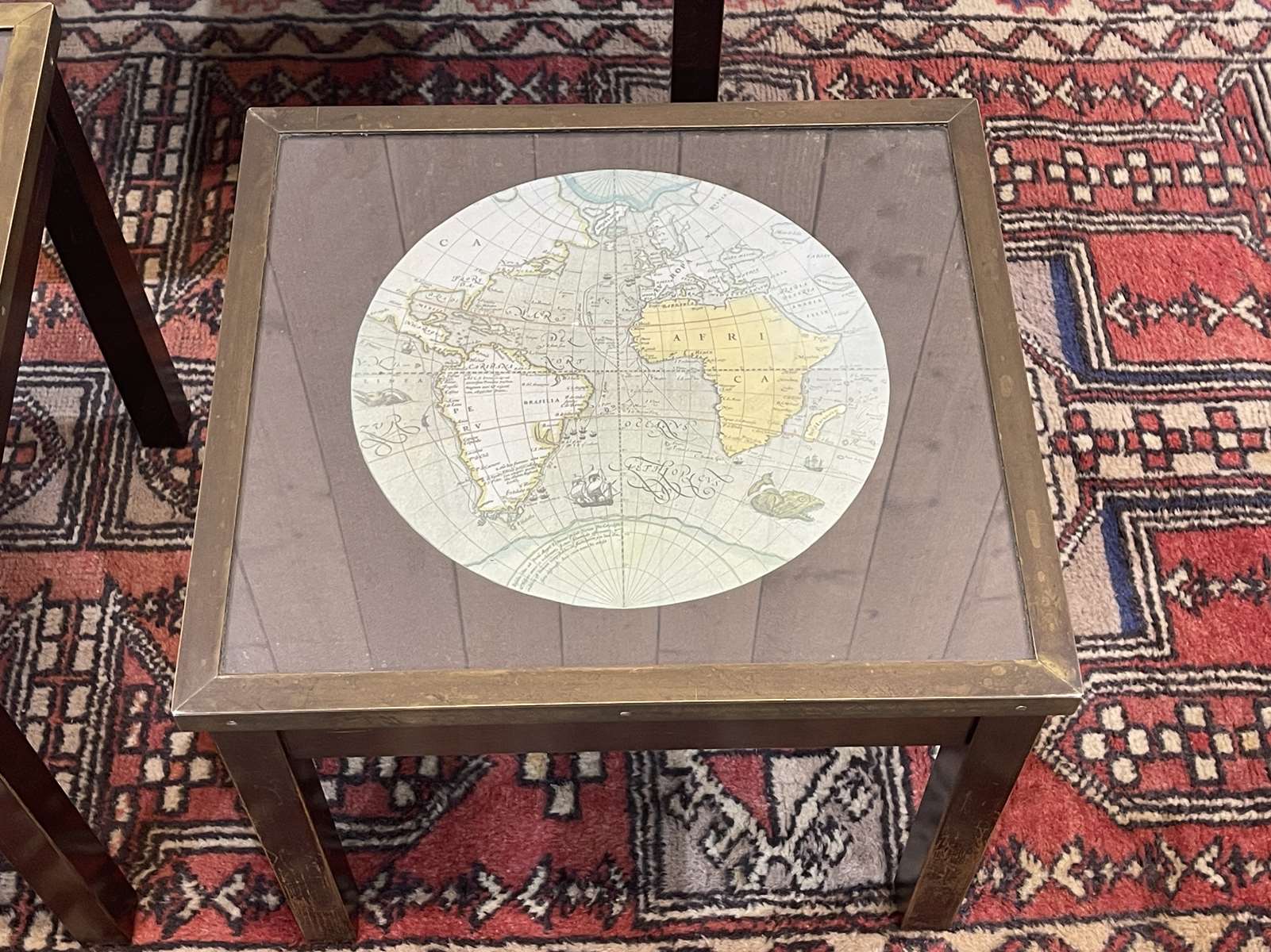 Tables gigognes mappemondes en acajou, verre et laiton - années 50