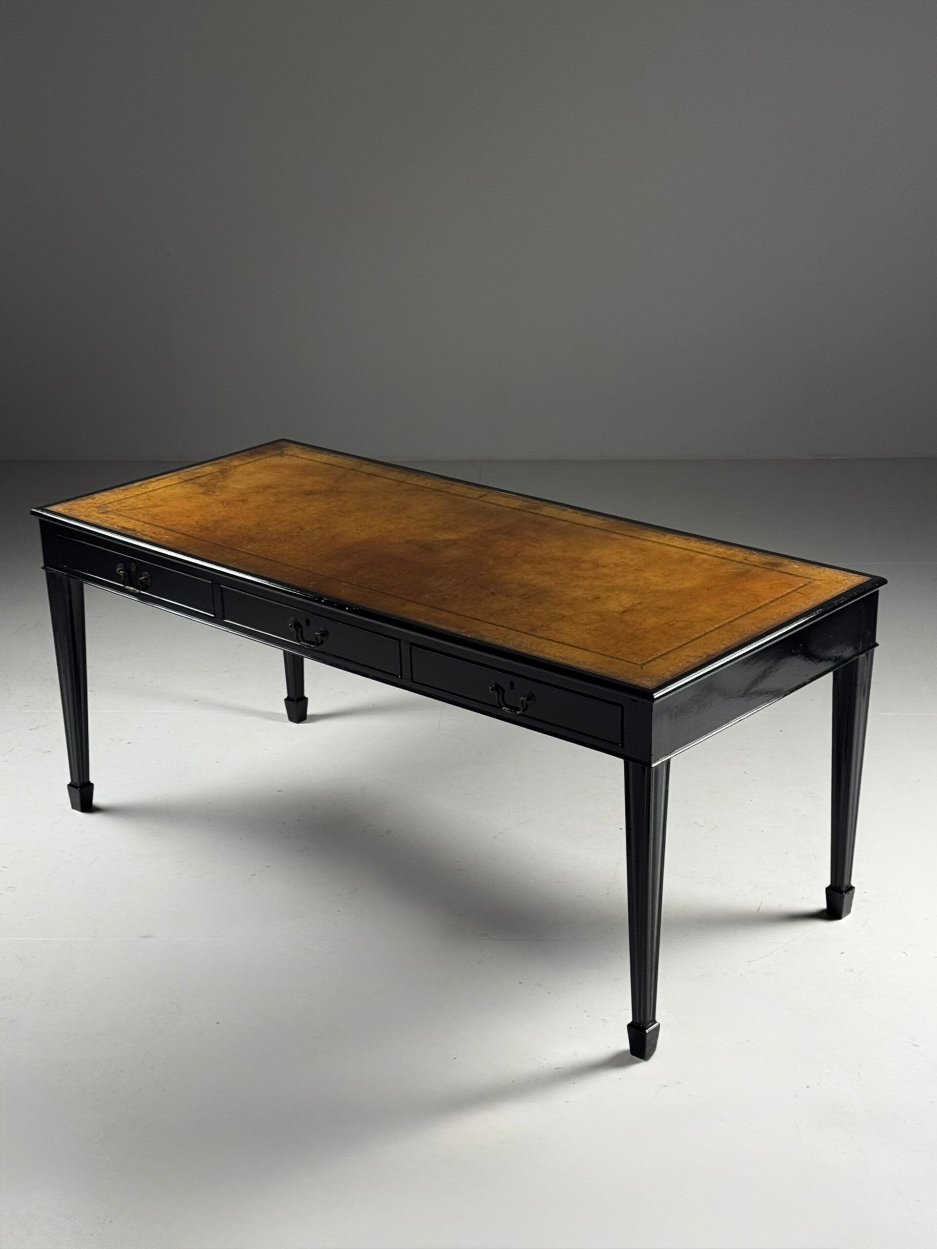 Bureau anglais du 19ème siècle noir