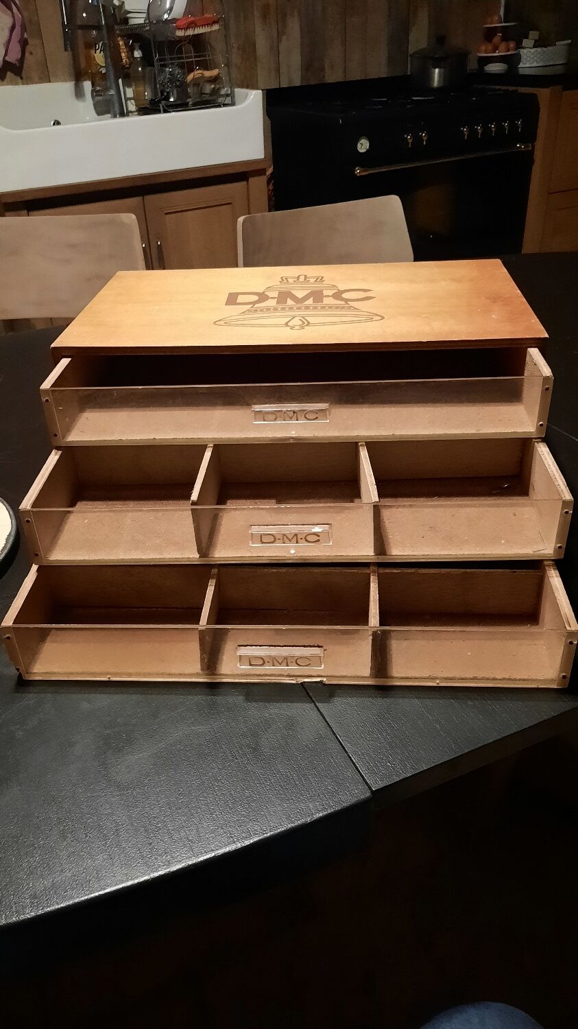 Meuble de mercerie DMC