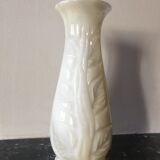 Vase in unbleached white marble with engraved flowers