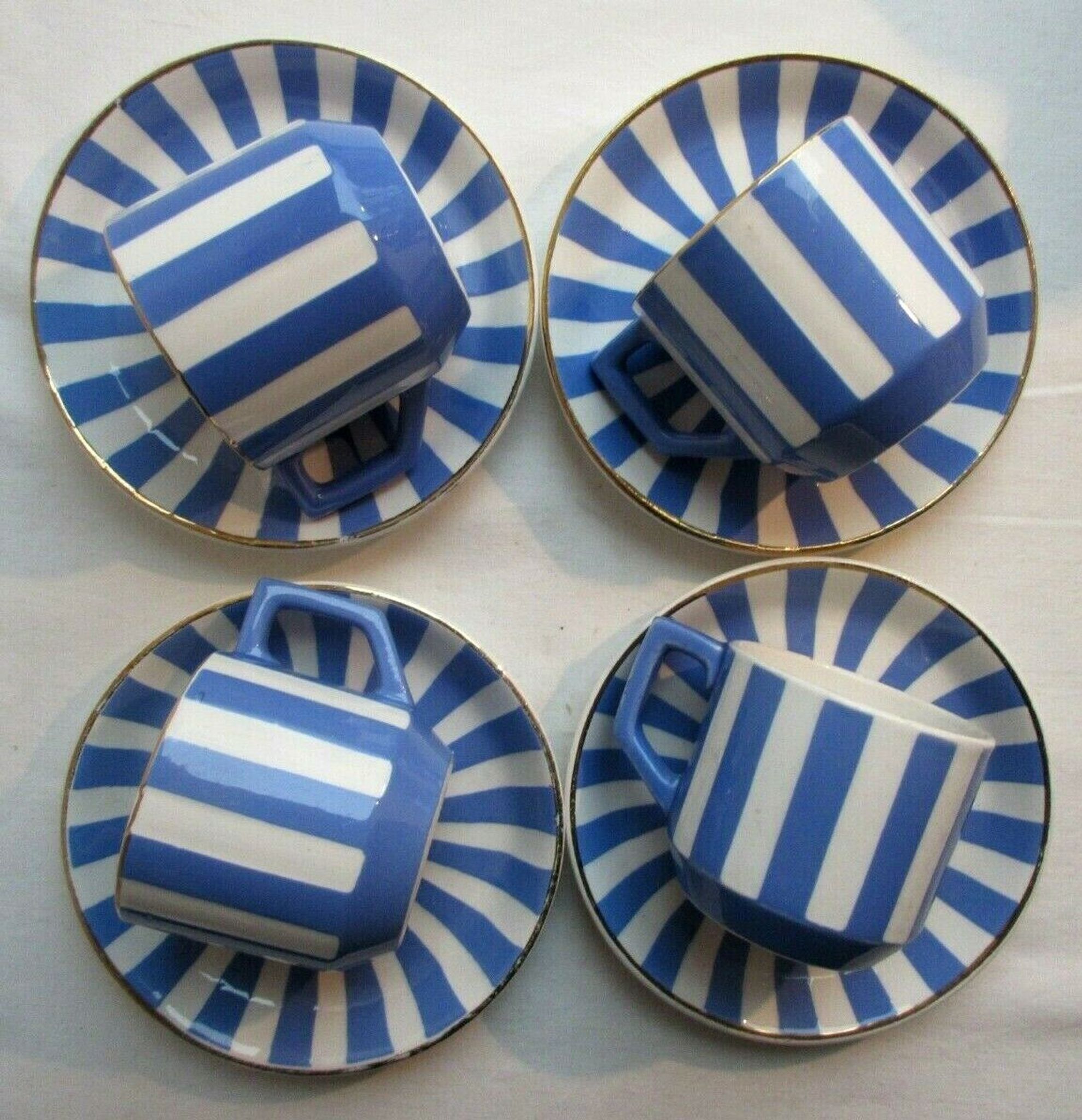 Set of 4 coffee cups and 4 saucers signed Sarreguemines, model FOX TROTT