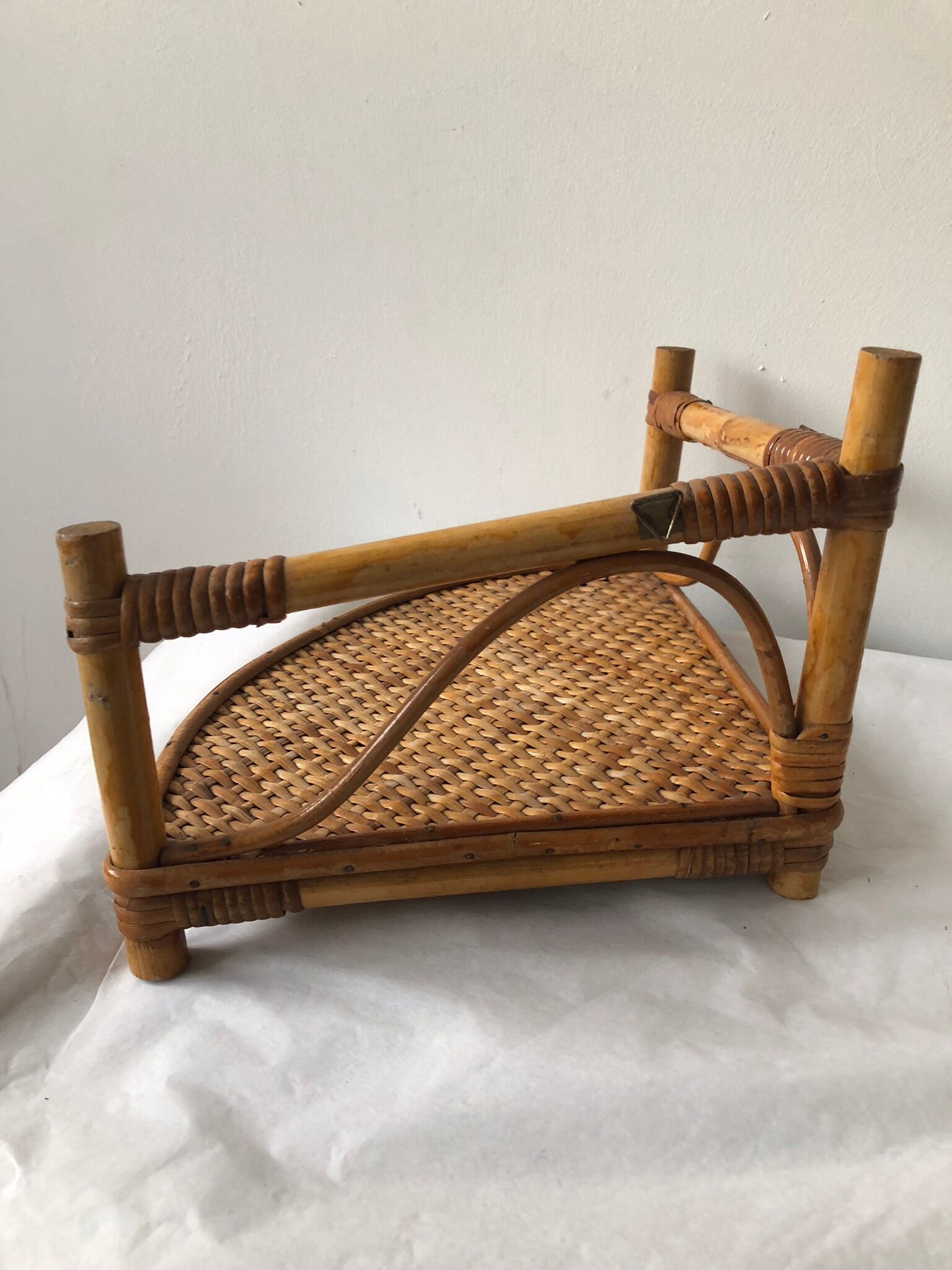 Rectangular corner shelf