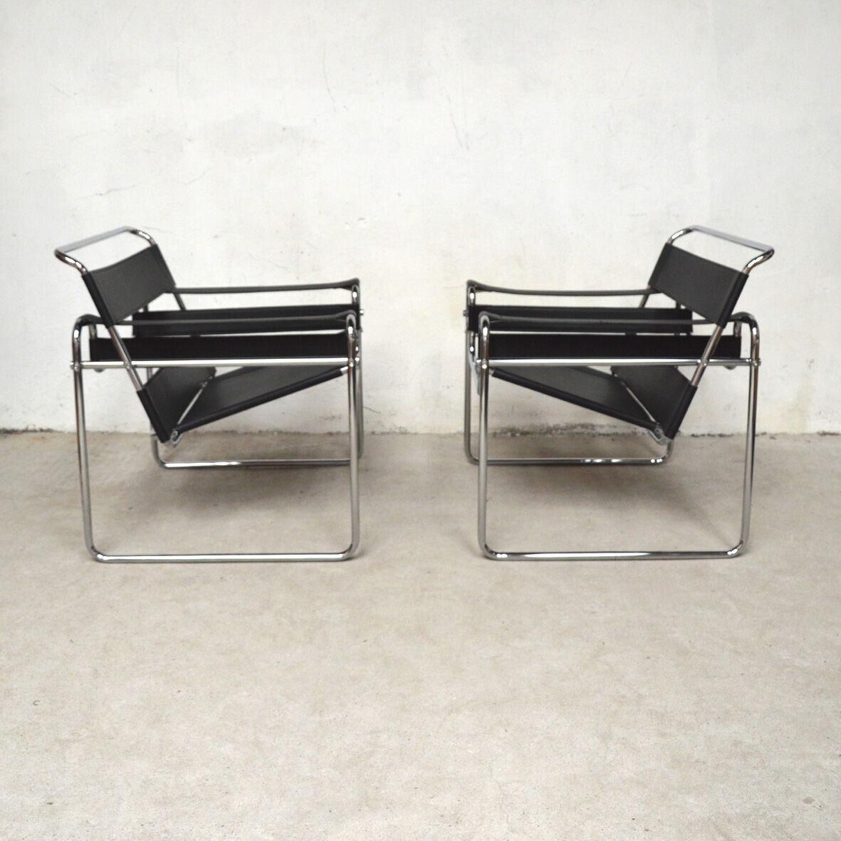 Paire de fauteuils Wassily noir par Marcel Breuer édition Habitat
