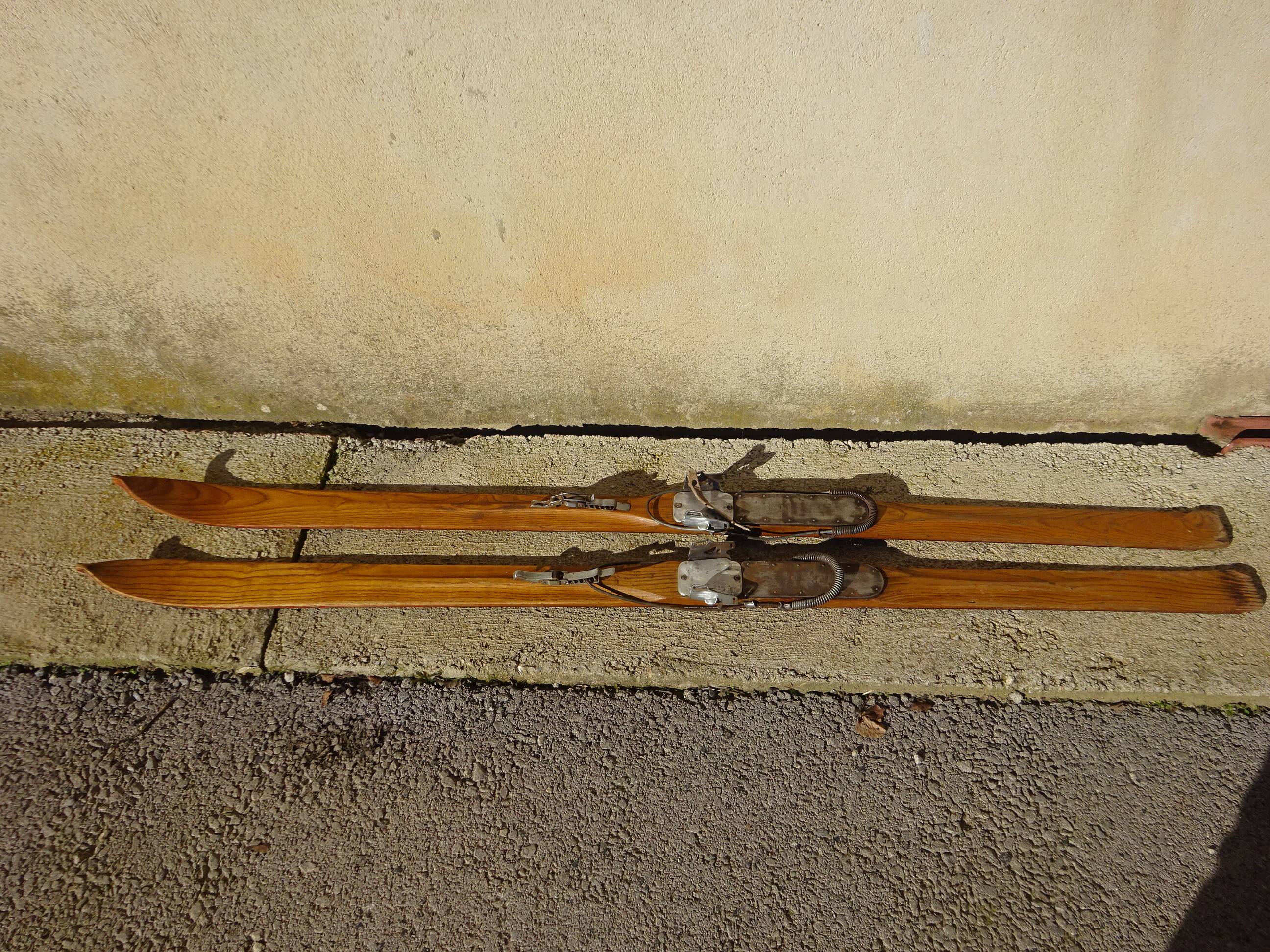 Pair of old wooden skis and metal bindings altiere