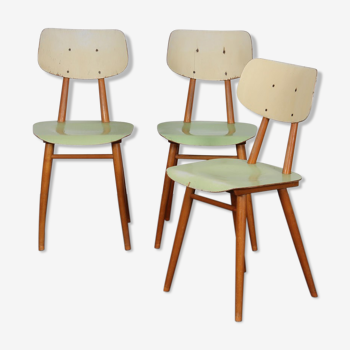 Suite de 3 chaises produites par Ton dans les années 1960