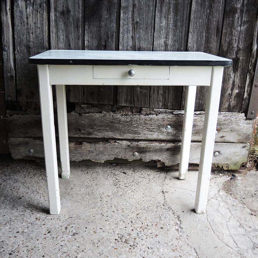 Ancienne table d’appoint en bois laqué blanc et formica vert d’eau