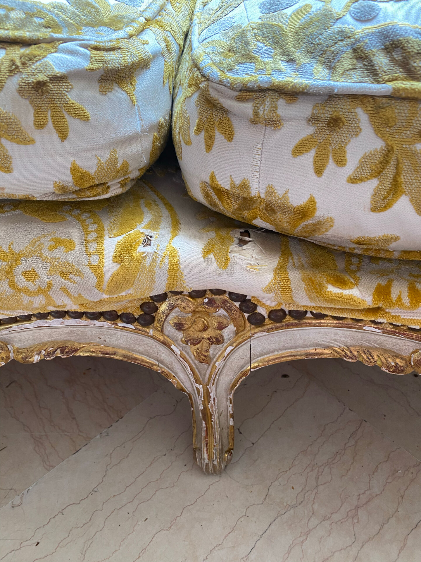 2 fauteuils et un canapé vintage velours jaune et or.