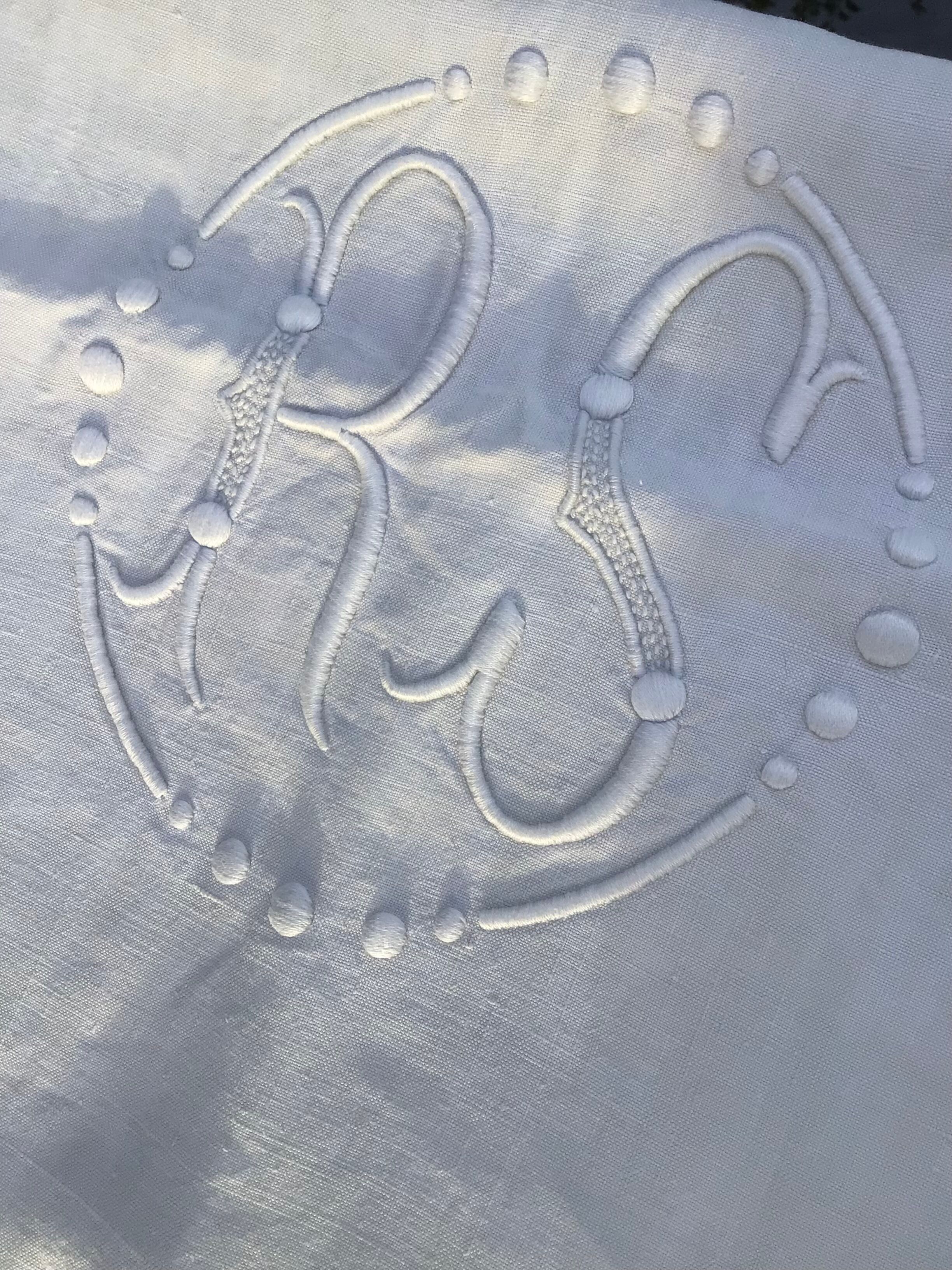 Cloth 2 places embroidered linen RS in a twisted day round