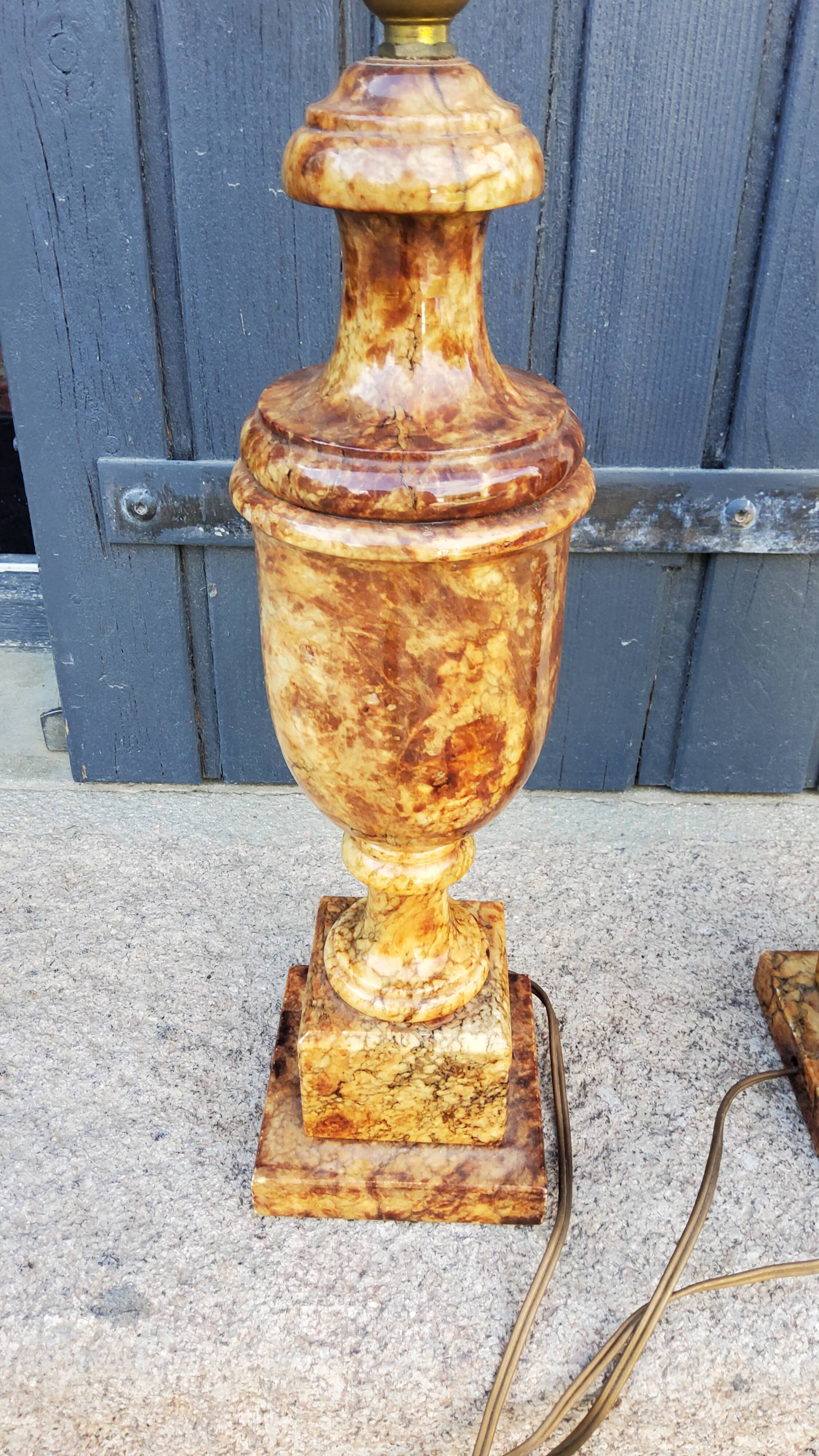 Paire de pieds de lampes des années 70 en albâtre