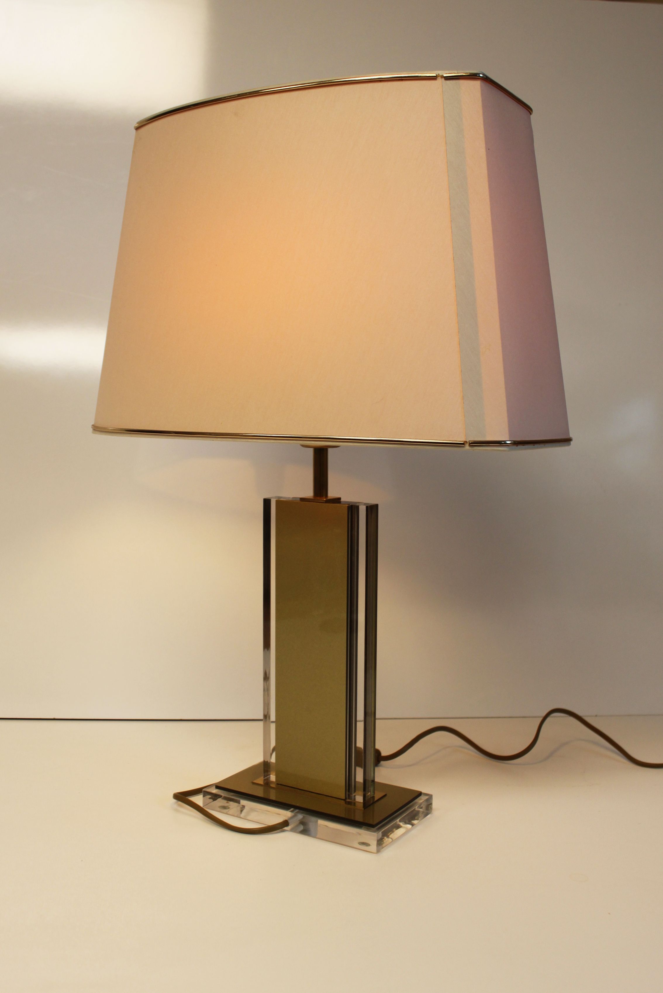 Table lamp in lucite and brass in Hollywood Regency style from the 70s.