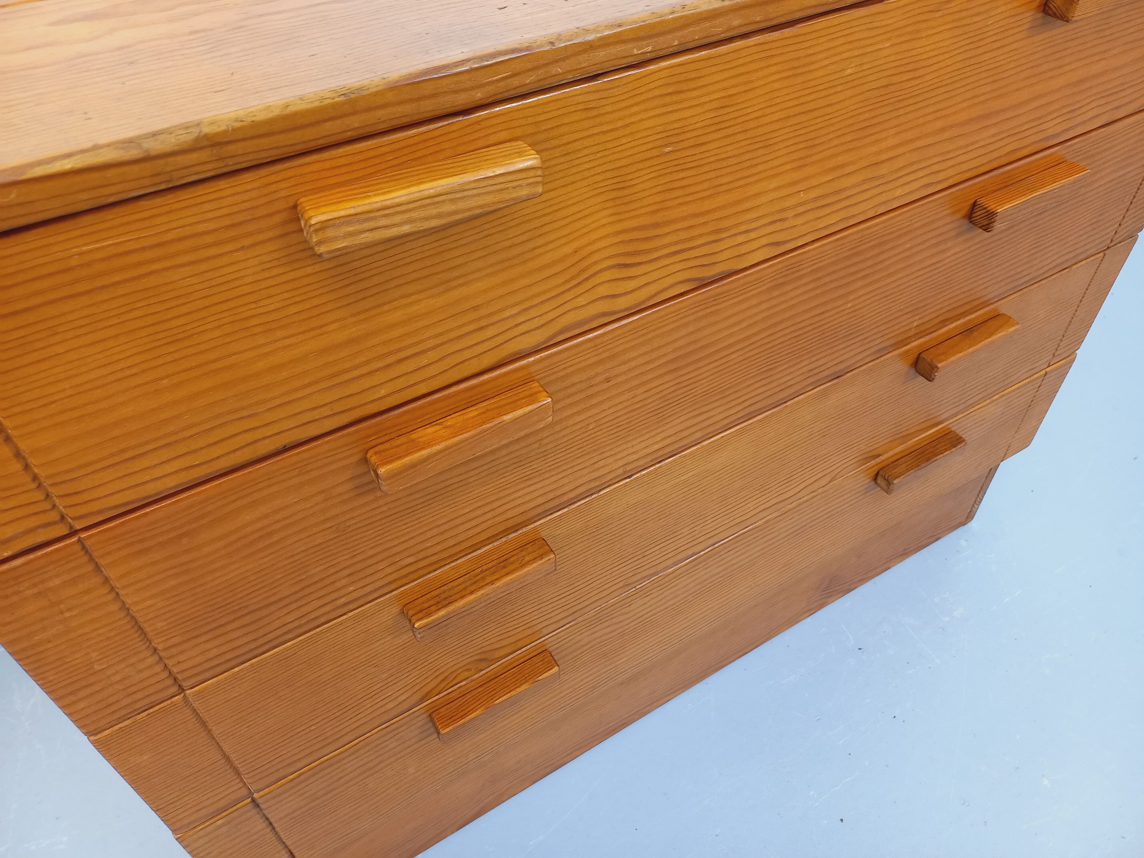 Vintage pine chest of drawers from the 1970s.