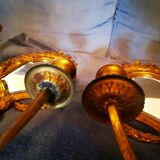 Paire de miroirs en bronze ciselé et doré formant appliques