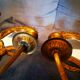 Paire de miroirs en bronze ciselé et doré formant appliques