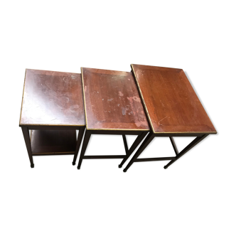 Brass-ringed mahogany gigognes tables