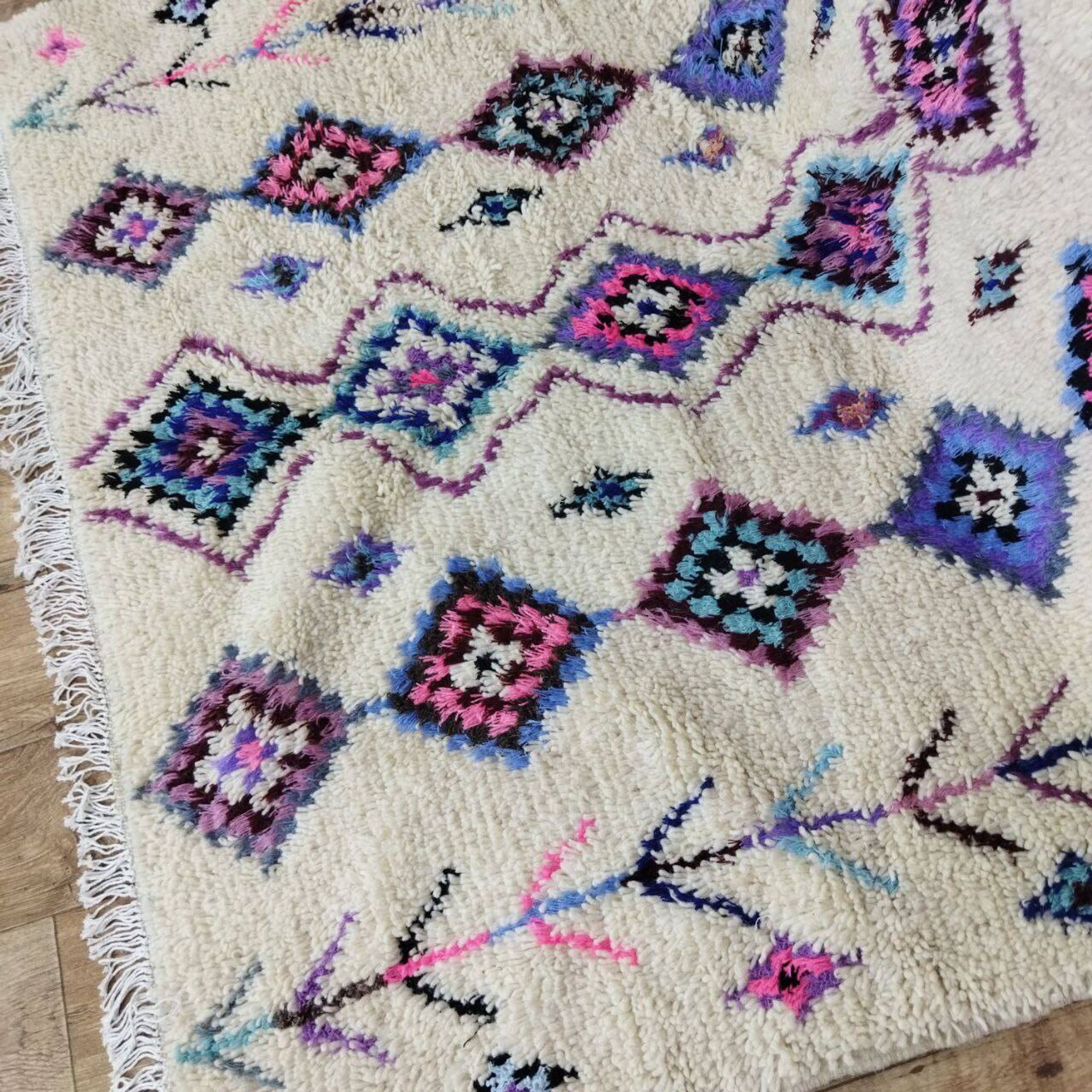 Handmade moroccan berber rug 217 x 117 cm