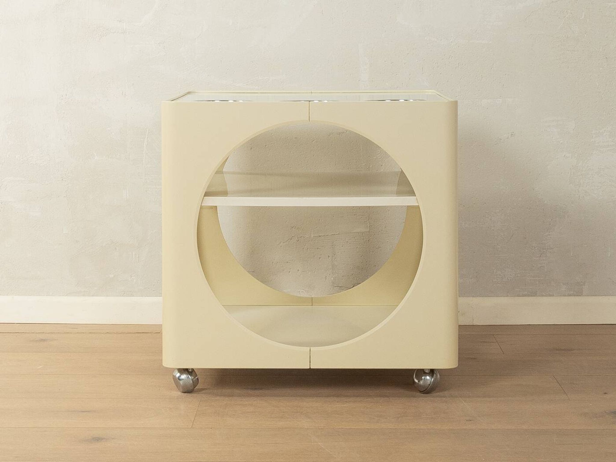 Chariot de service caractéristique en blanc crème au design Space Age