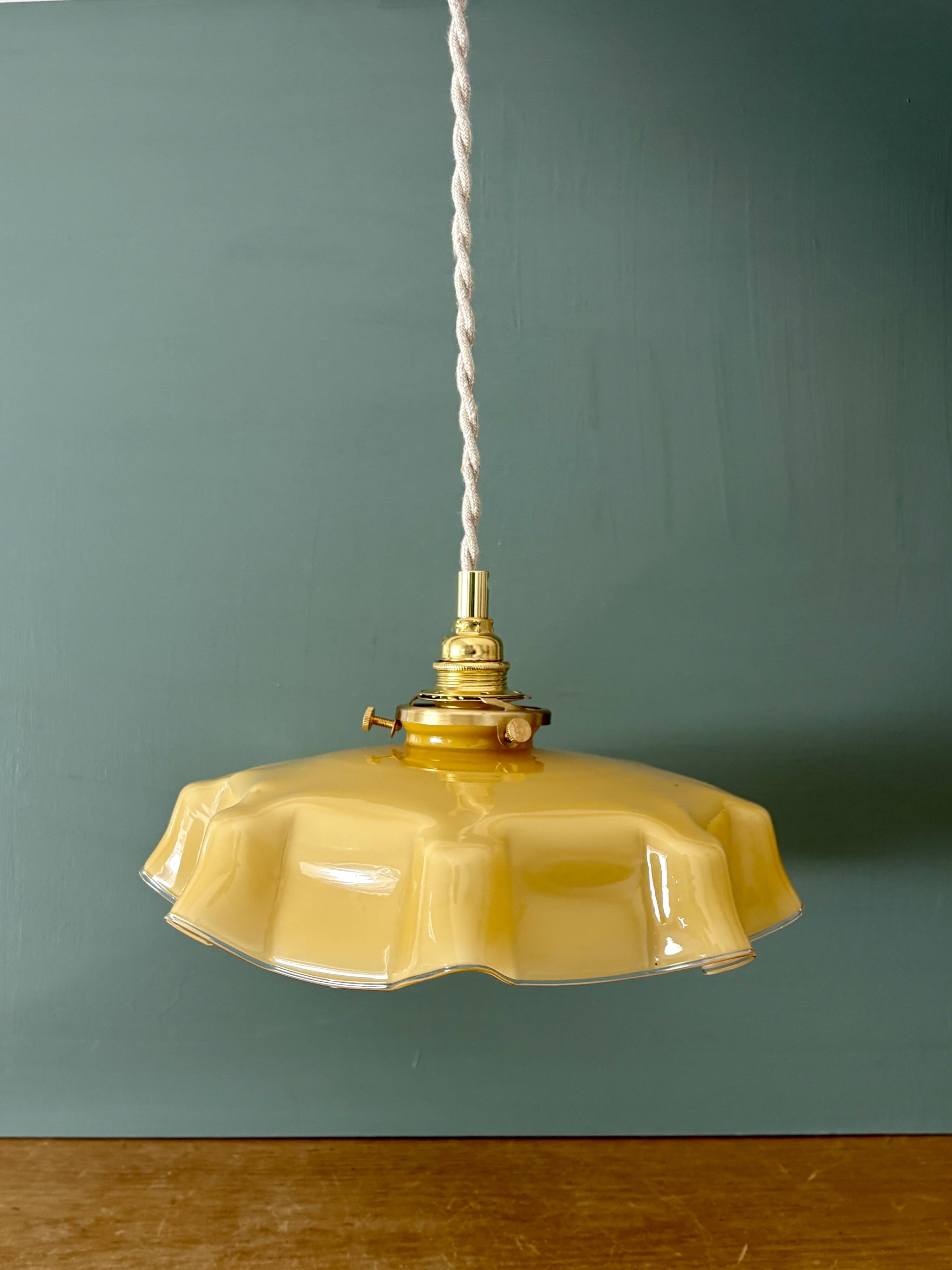 Suspension abat-jour vintage en opaline jaune