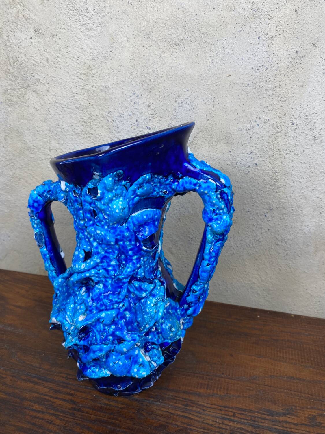 Vase brutaliste bleu vallauris