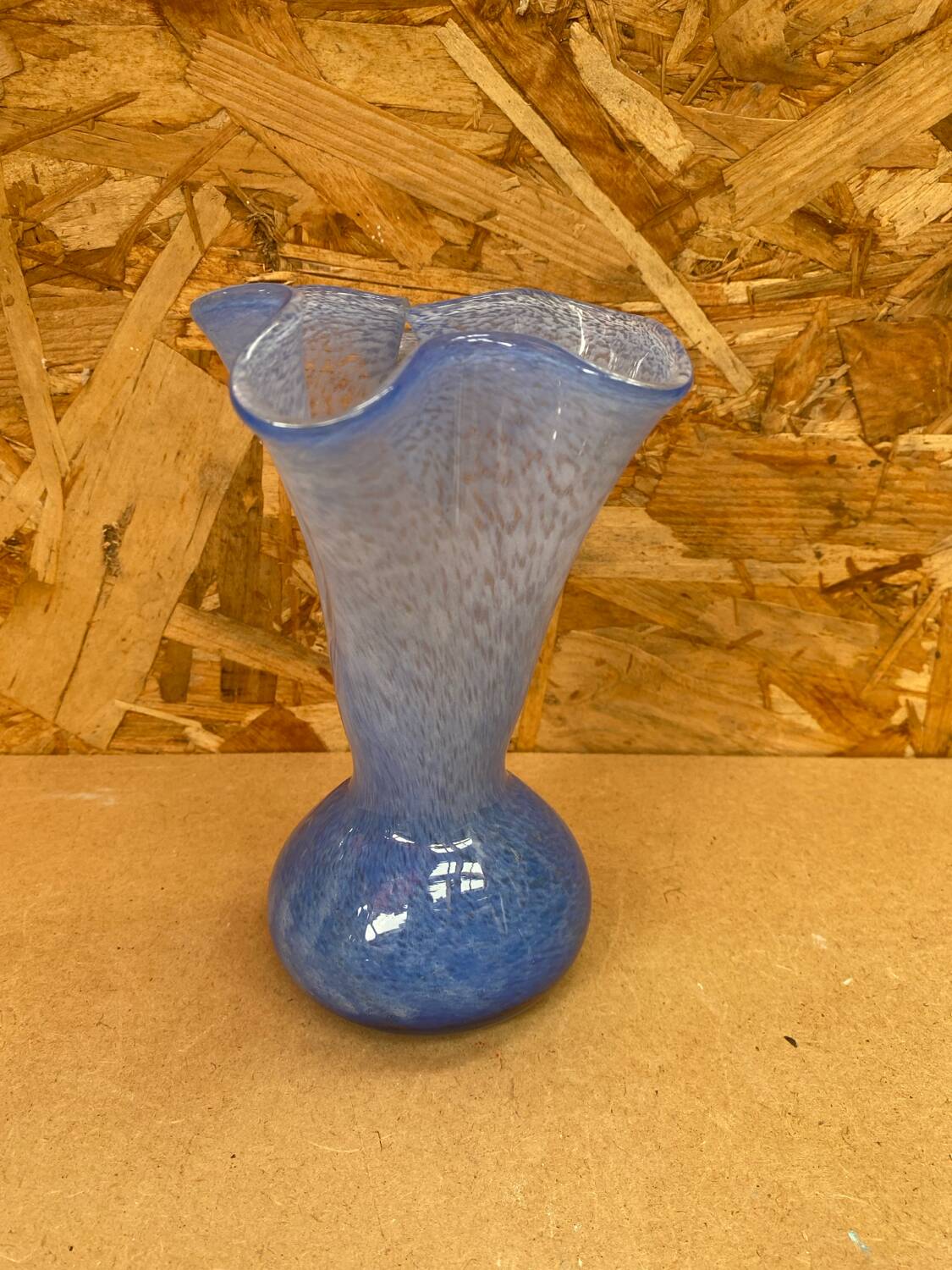 Ancien Vase Verre Soufflé Bleu Moucheté Blanc Col Corolle Vintage