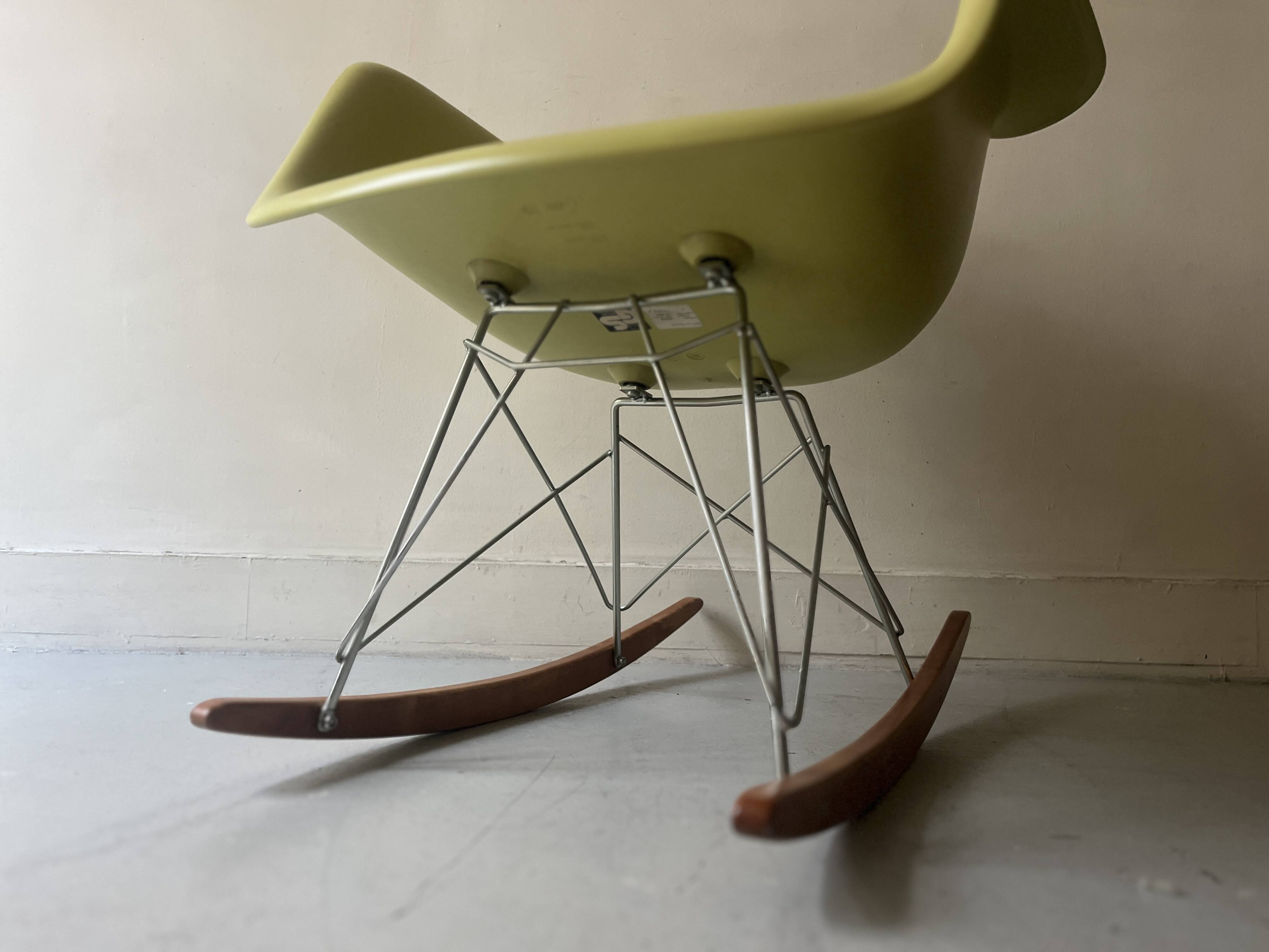 Rocking chair design Eames Plastic Armchair RE RAR, edition Vitra