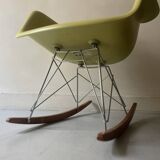 Rocking chair design Eames Plastic Armchair RE RAR, edition Vitra