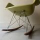 Fauteuil rocking chair design Eames Plastic Armchair RE RAR, edition Vitra