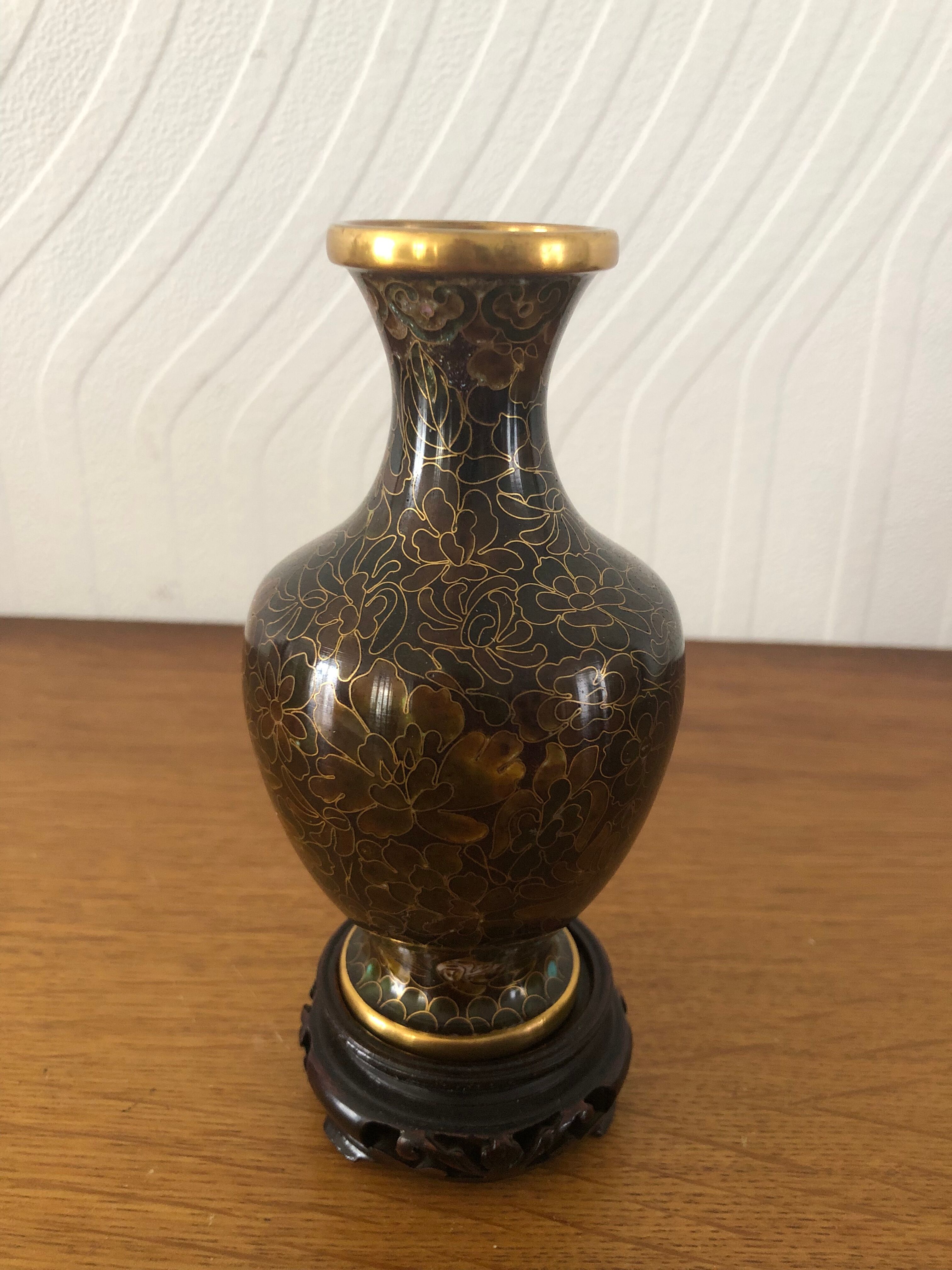 Vase cloisonné chinois en laiton sur socle en bois motifs floraux