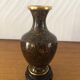 Vase cloisonné chinois en laiton sur socle en bois motifs floraux