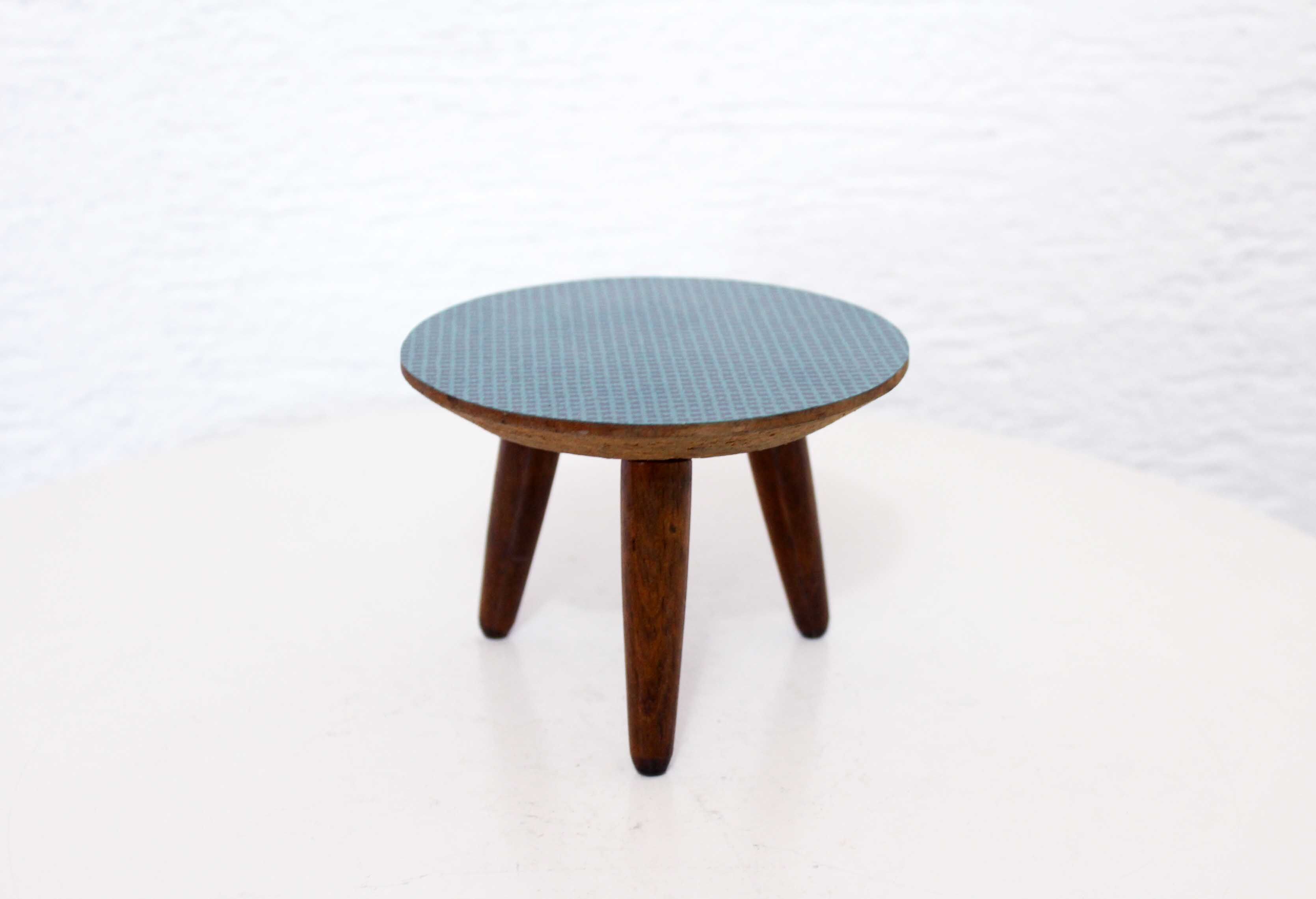 Pedestal carries tripod plant