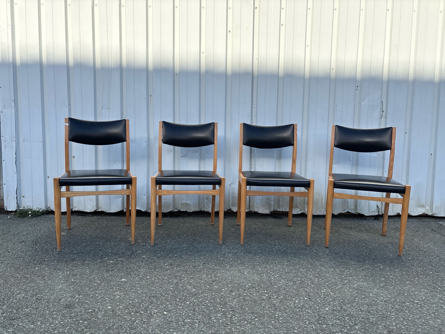 Set of 4 Scandinavian chairs in light wood and black faux leather – vintage
