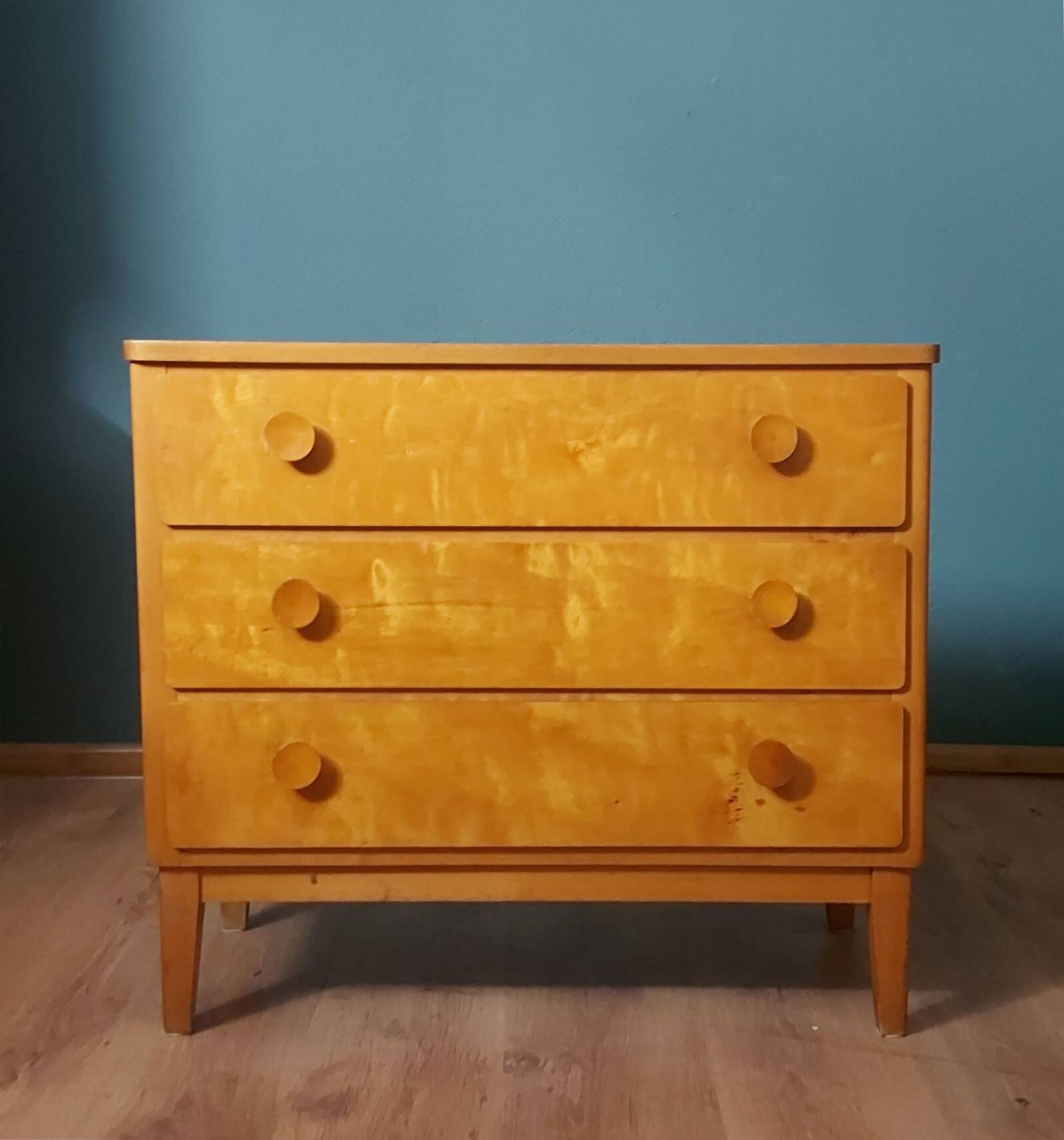 Commode danoise à trois tiroirs en bouleau, années 1960.