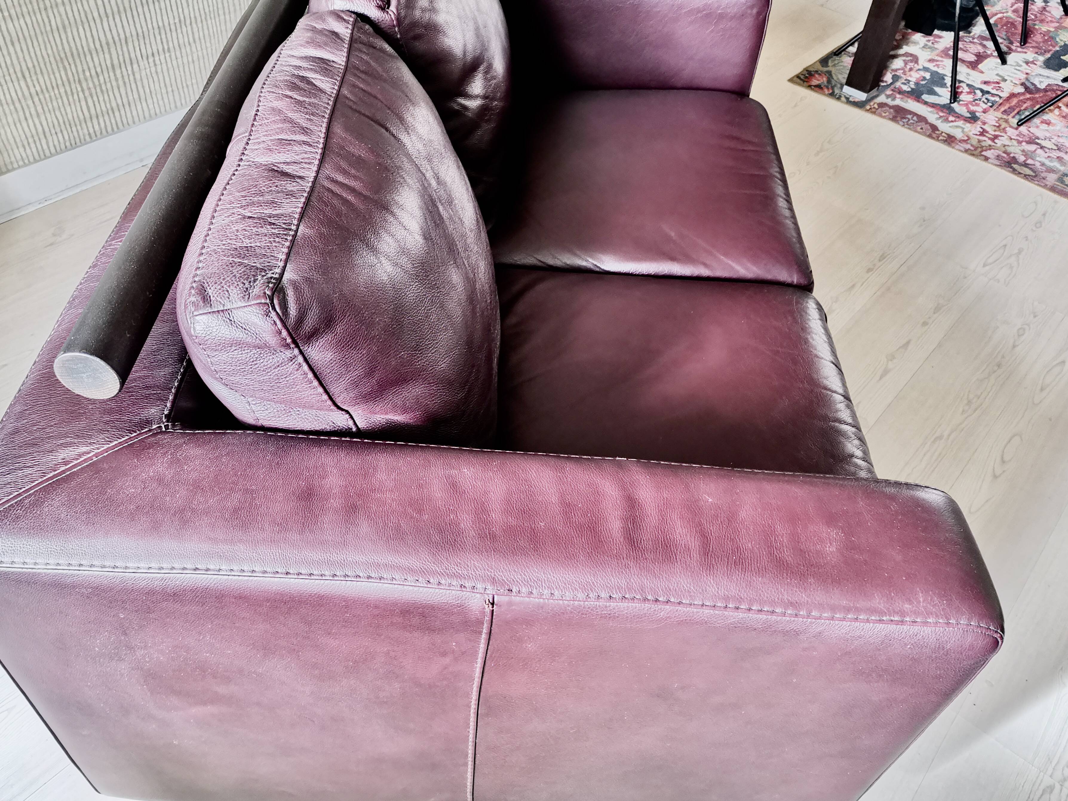 1 LOT of 2 leather sofas (1 three-seater & 1 two-seater)