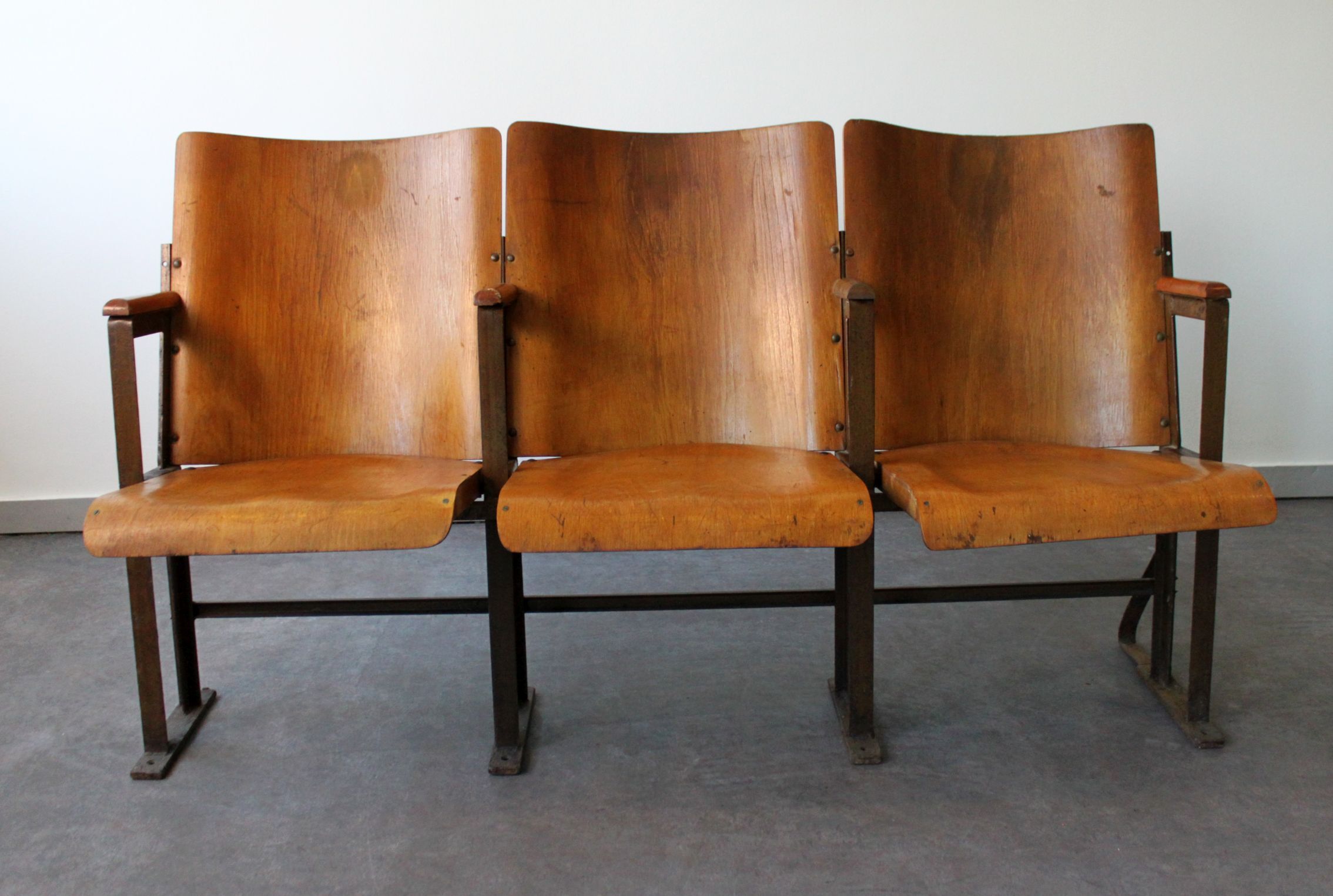 Suite de 3 fauteuils de cinéma strapontins, 1930
