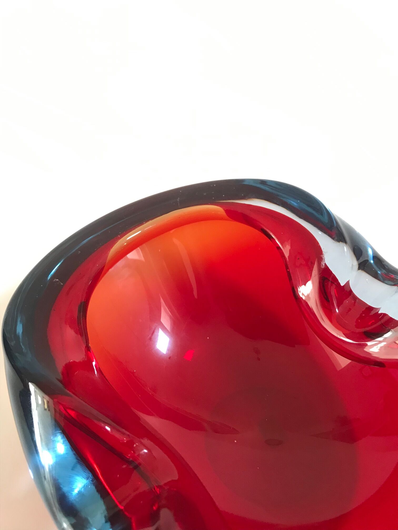 Cendrier rouge et bleu de flavio poli pour seguso, en verre de murano 1960