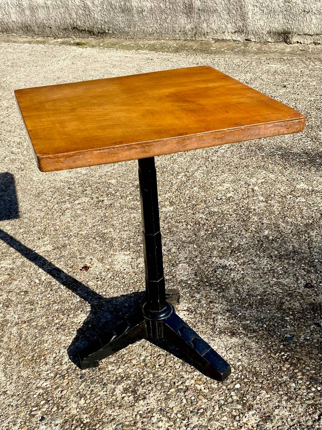 Bistro table in cast iron