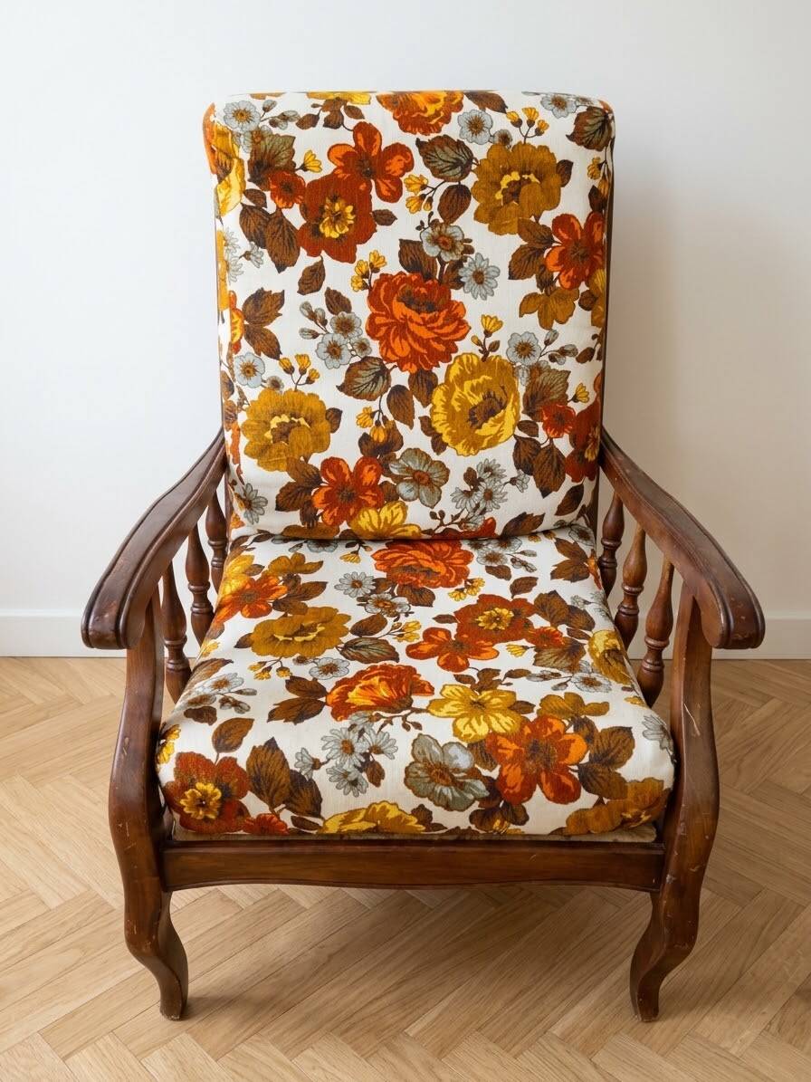 Pair of vintage 70s armchairs in wood and floral fabric.