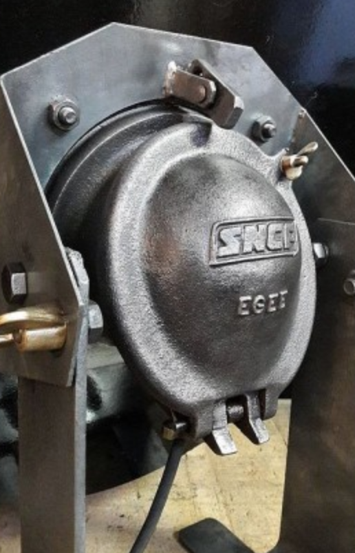 Industrial sncf lamp to be installed