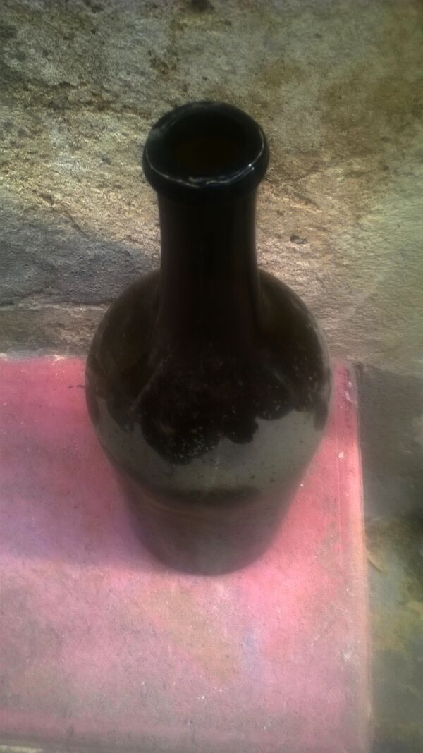 Bouteille en verre soufflé ancienne