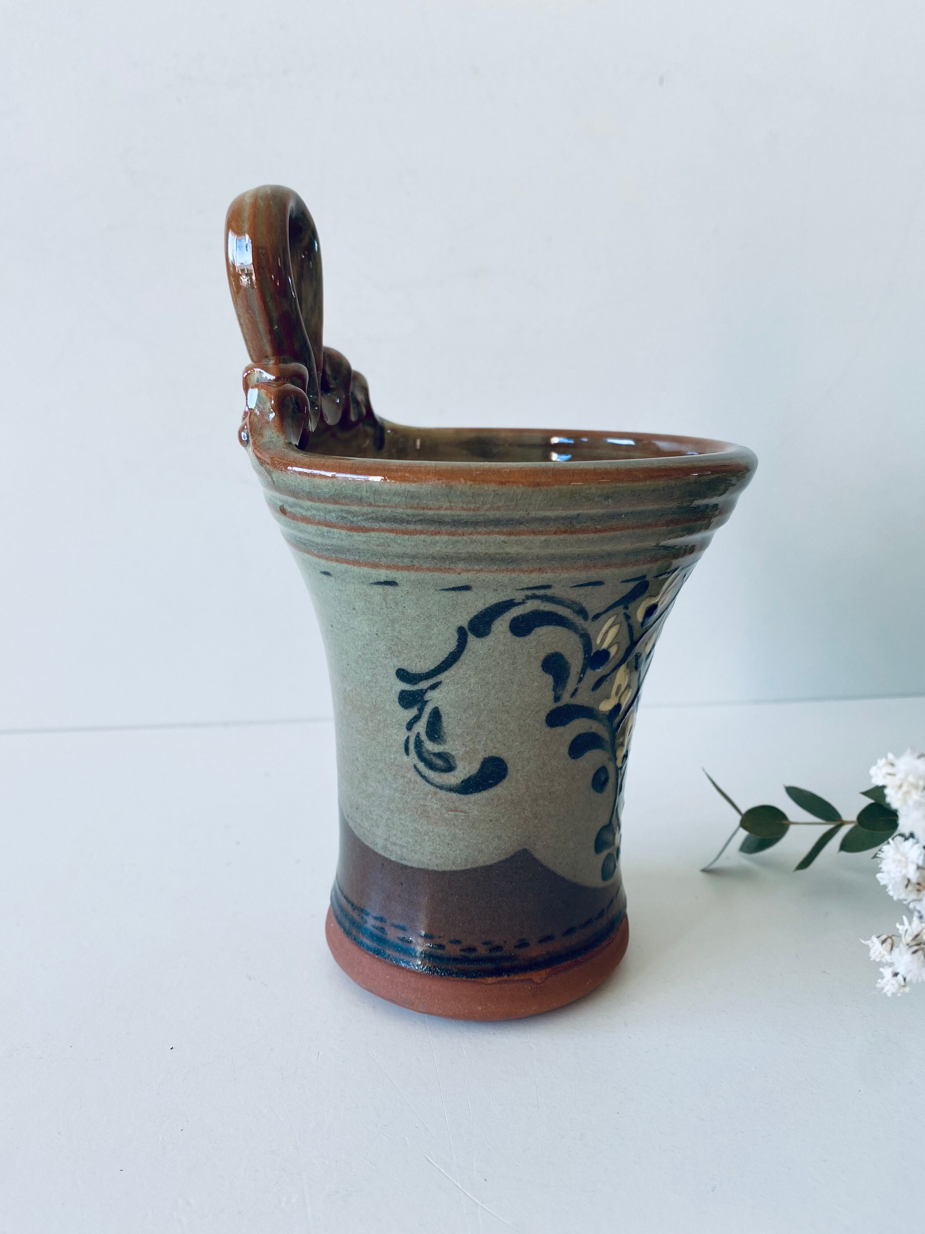 Wall-mounted or laying kitchen pot