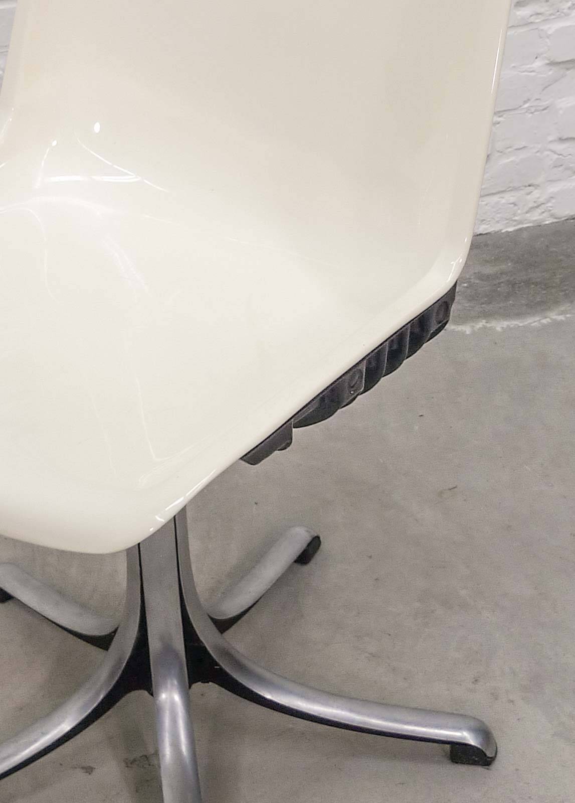 White Osvaldo Borsani 'Modus' Fiberglass and Aluminium Desk Side Chairs 70s